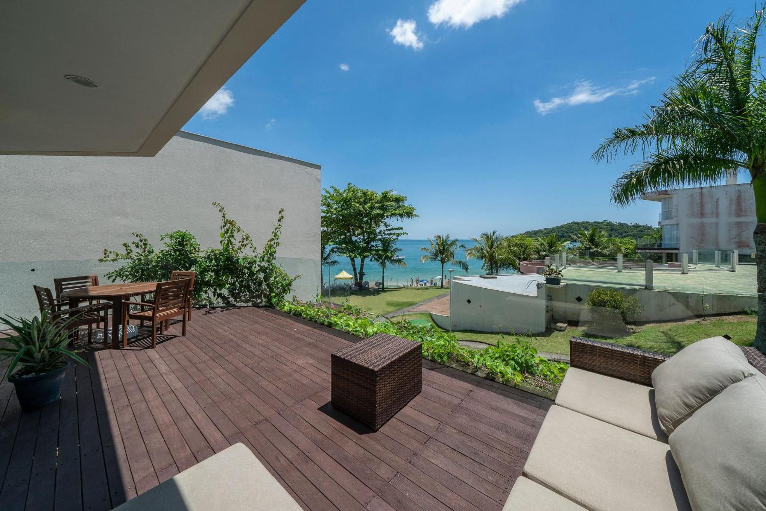 House with 4 suites with sea view
