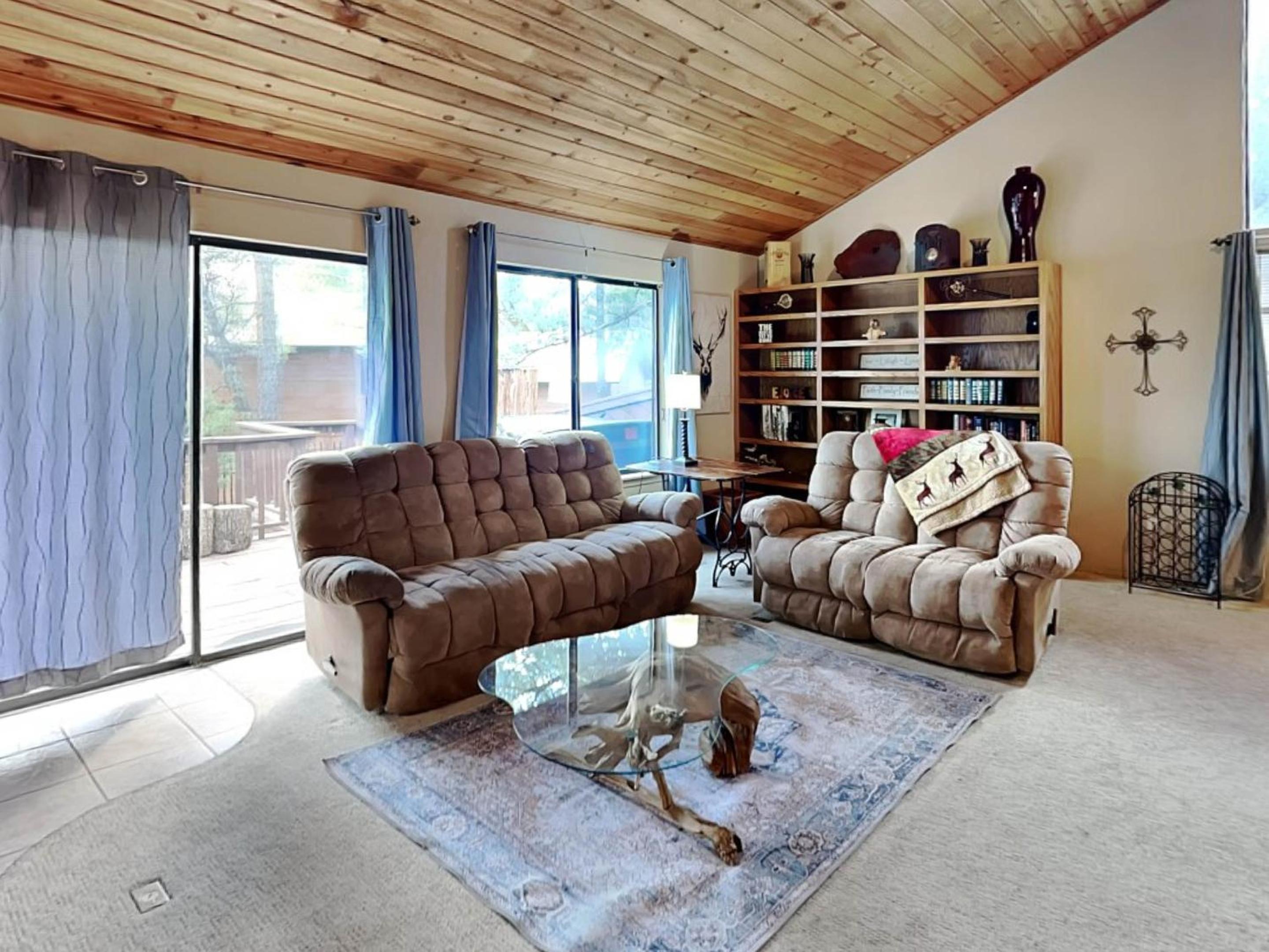 Lowkeys Lodge view 3