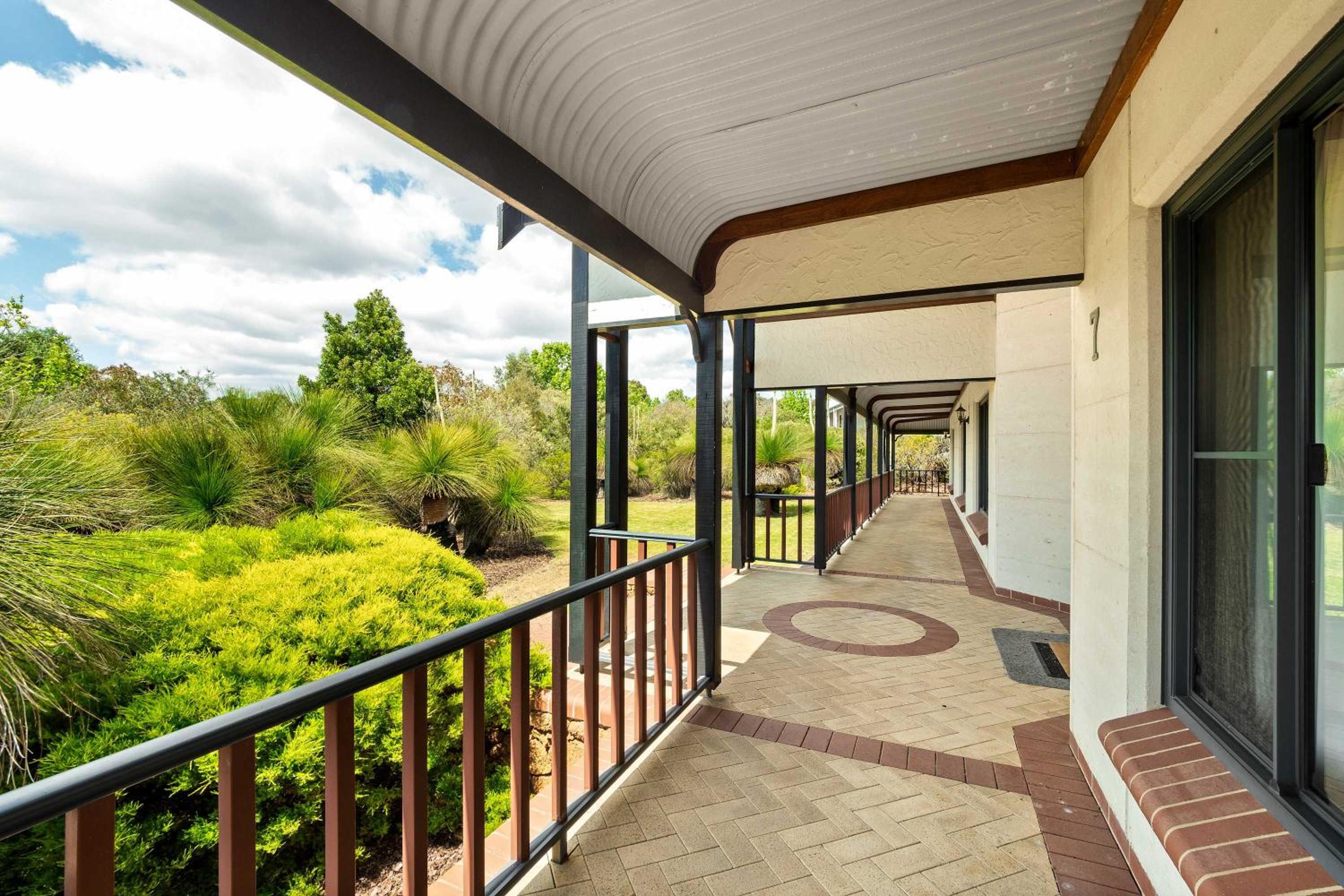 Carinya Cove - swimming pool, pet friendly, fireplace
