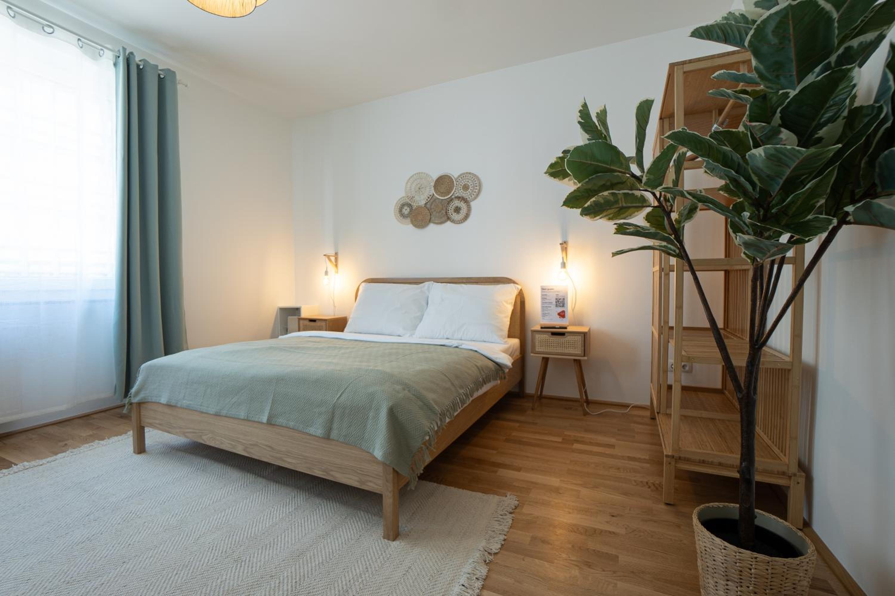 Bright Modern Studio in Center with a Queen Bed