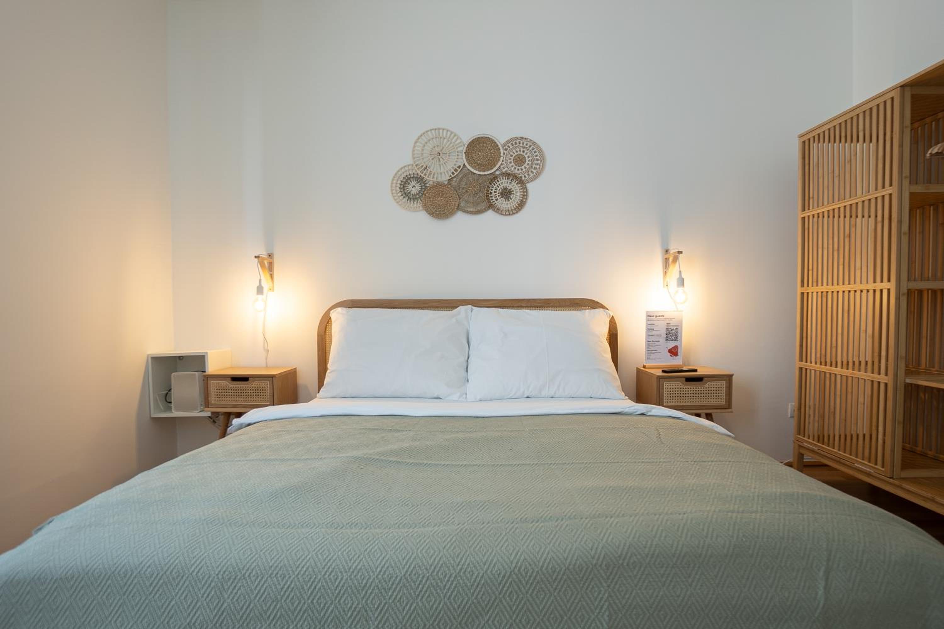 Bright Modern Studio in Center with a Queen Bed