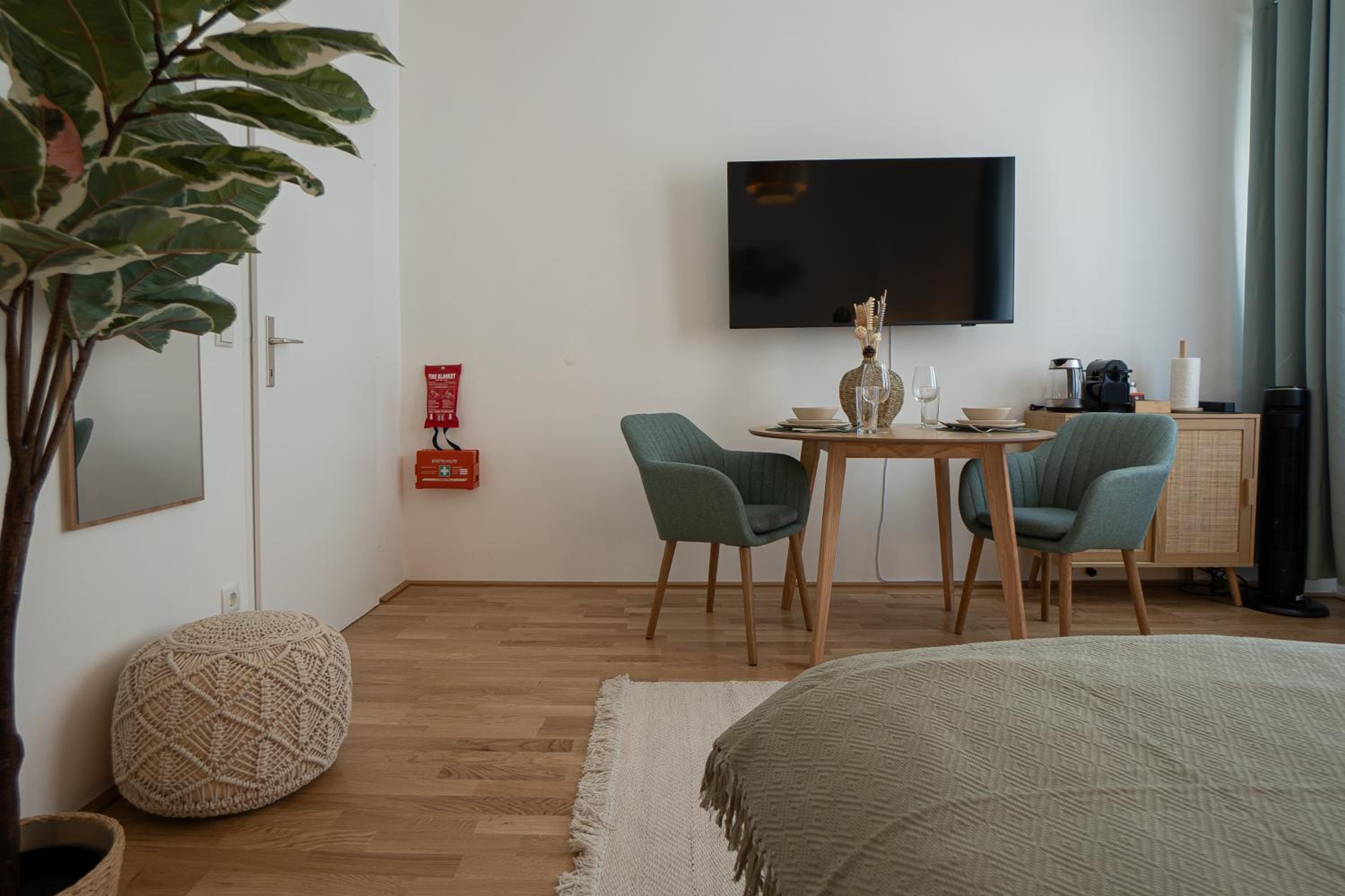 Bright Modern Studio in Center with a Queen Bed