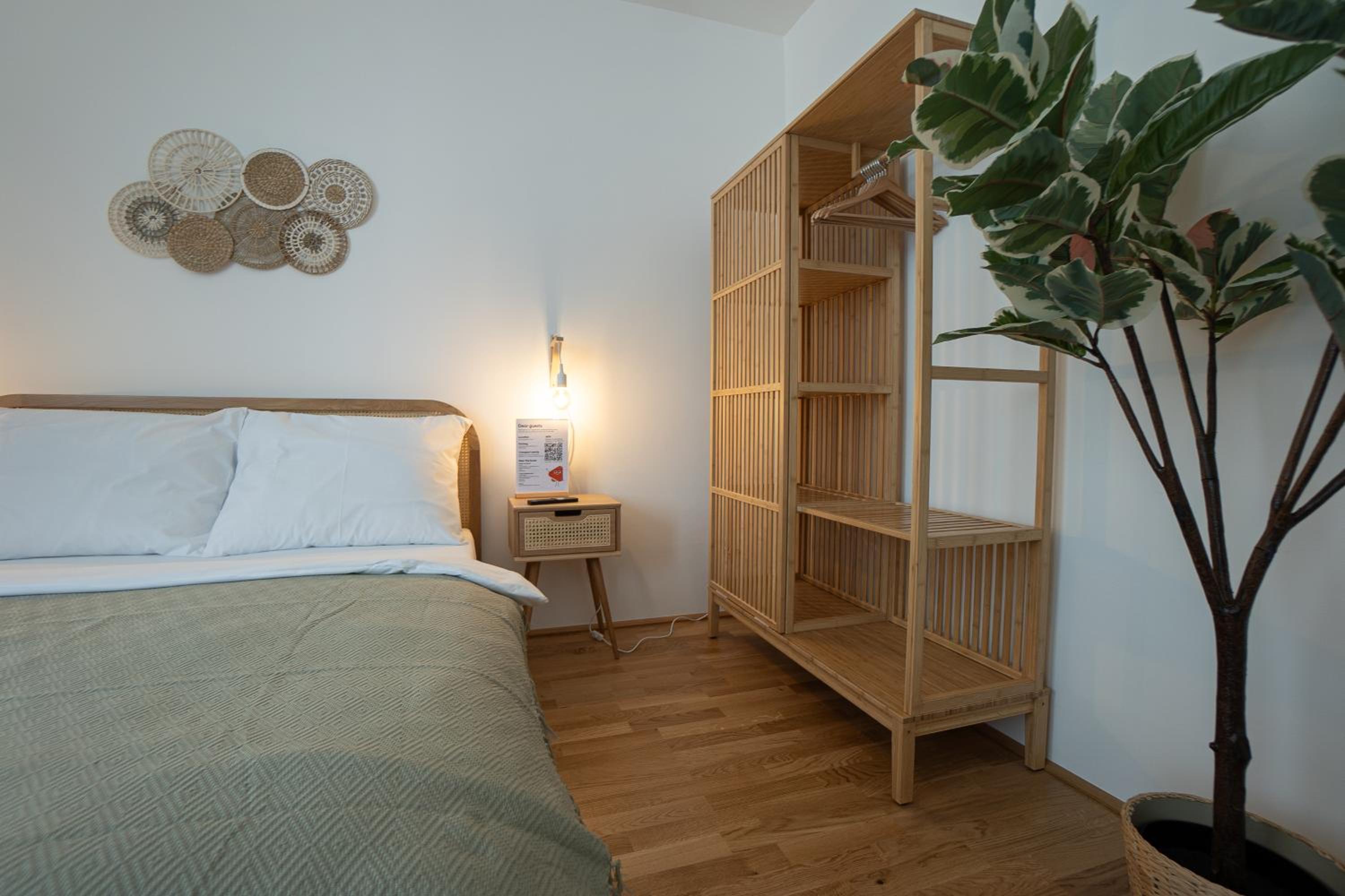 Bright Modern Studio in Center with a Queen Bed