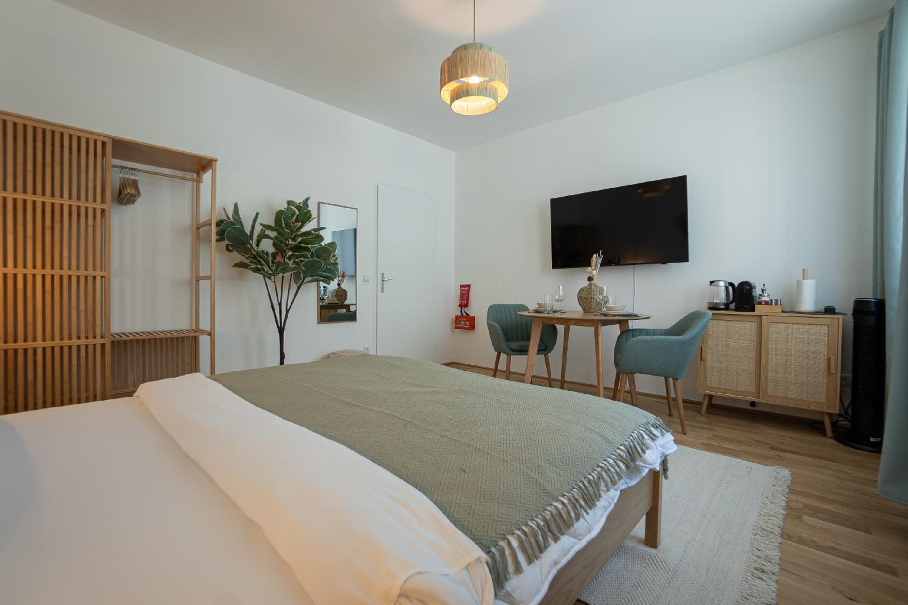 Bright Modern Studio in Center with a Queen Bed
