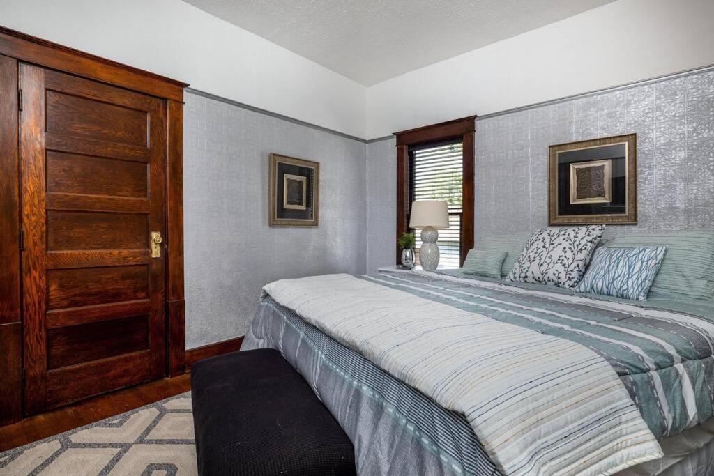 Broadview Manor