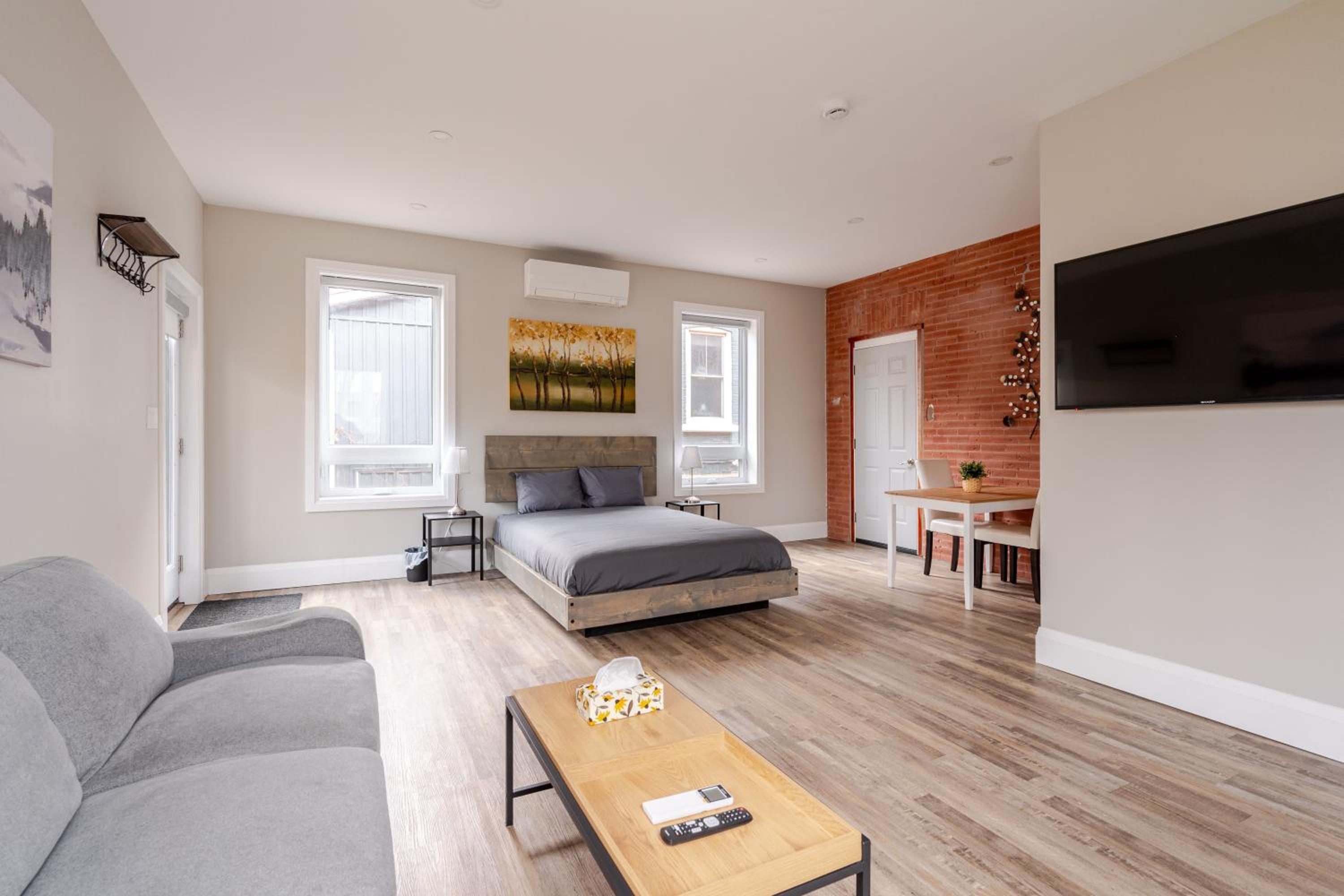 ENTIRE BACHELOR UNIT EN-SUITE ACROSS FROM GOOGLE - br3