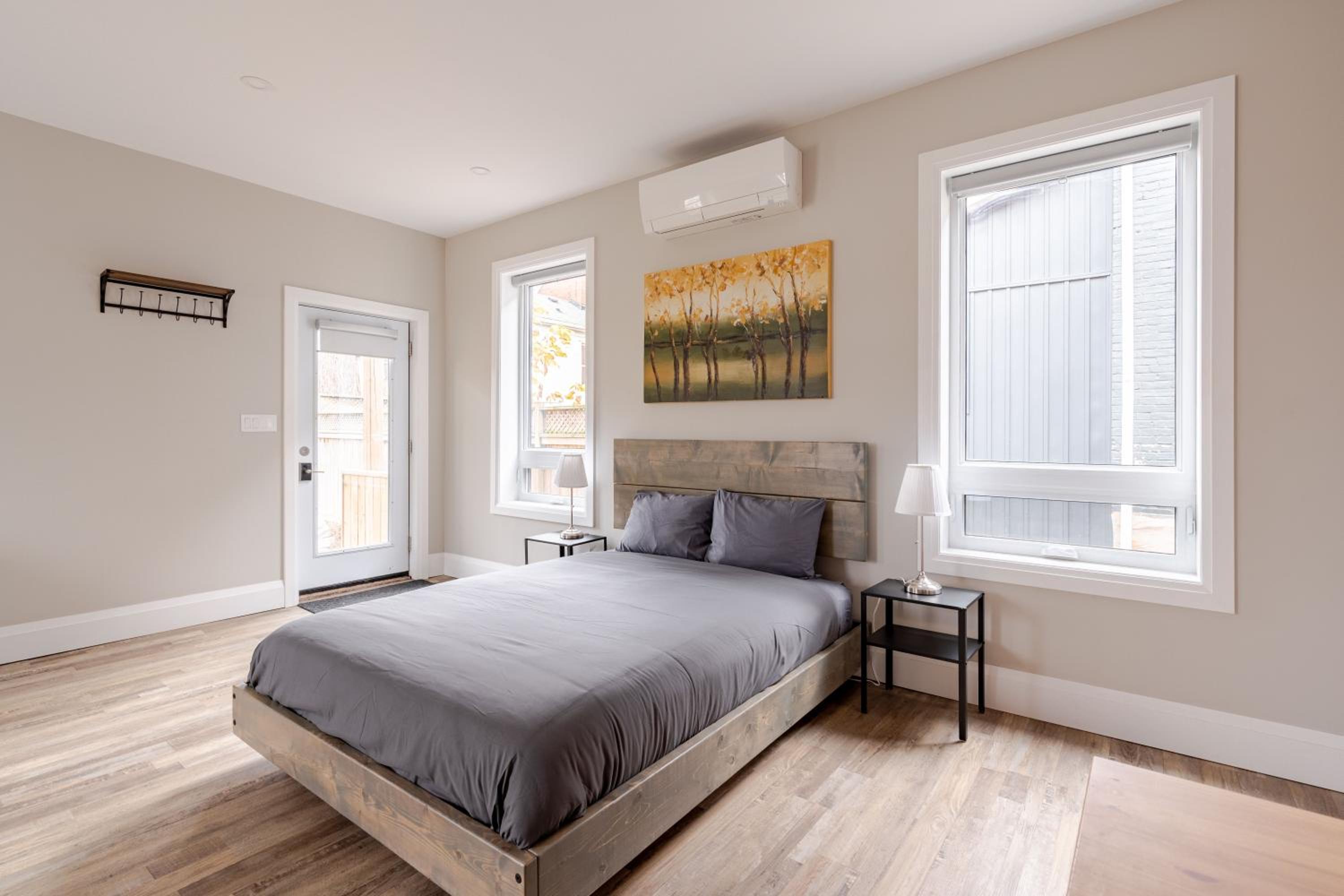 ENTIRE BACHELOR UNIT EN-SUITE ACROSS FROM GOOGLE - br3