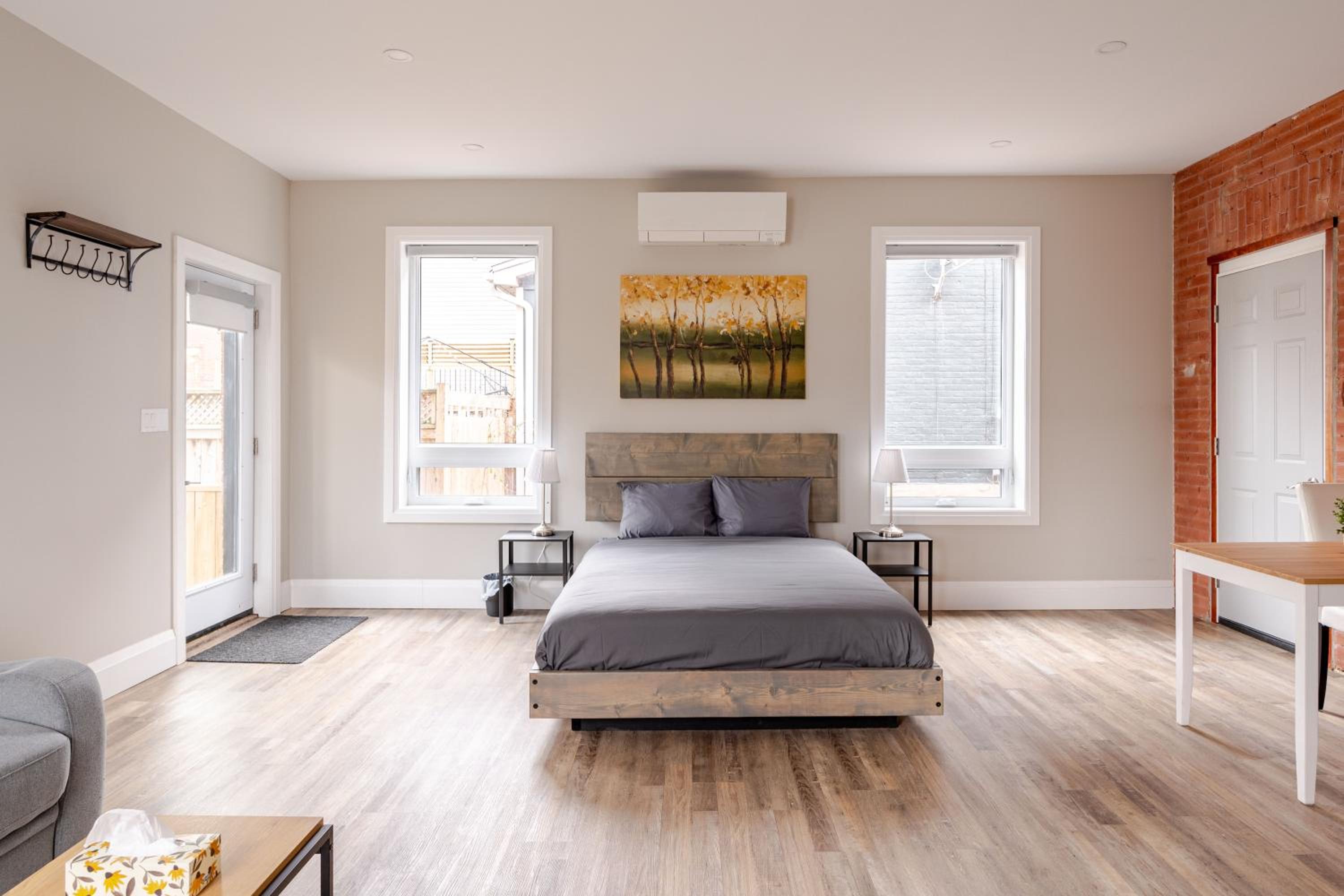 ENTIRE BACHELOR UNIT EN-SUITE ACROSS FROM GOOGLE - br3