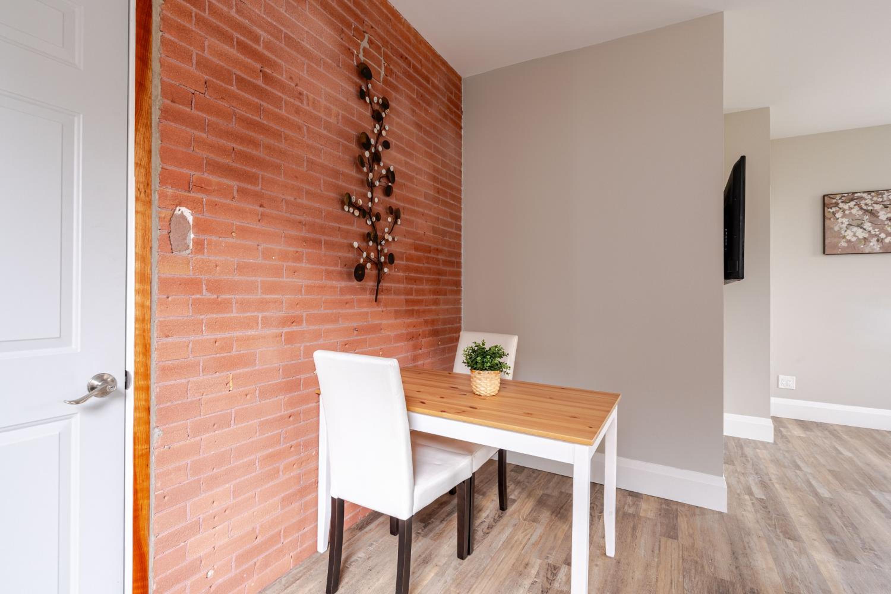 ENTIRE BACHELOR UNIT EN-SUITE ACROSS FROM GOOGLE - br3