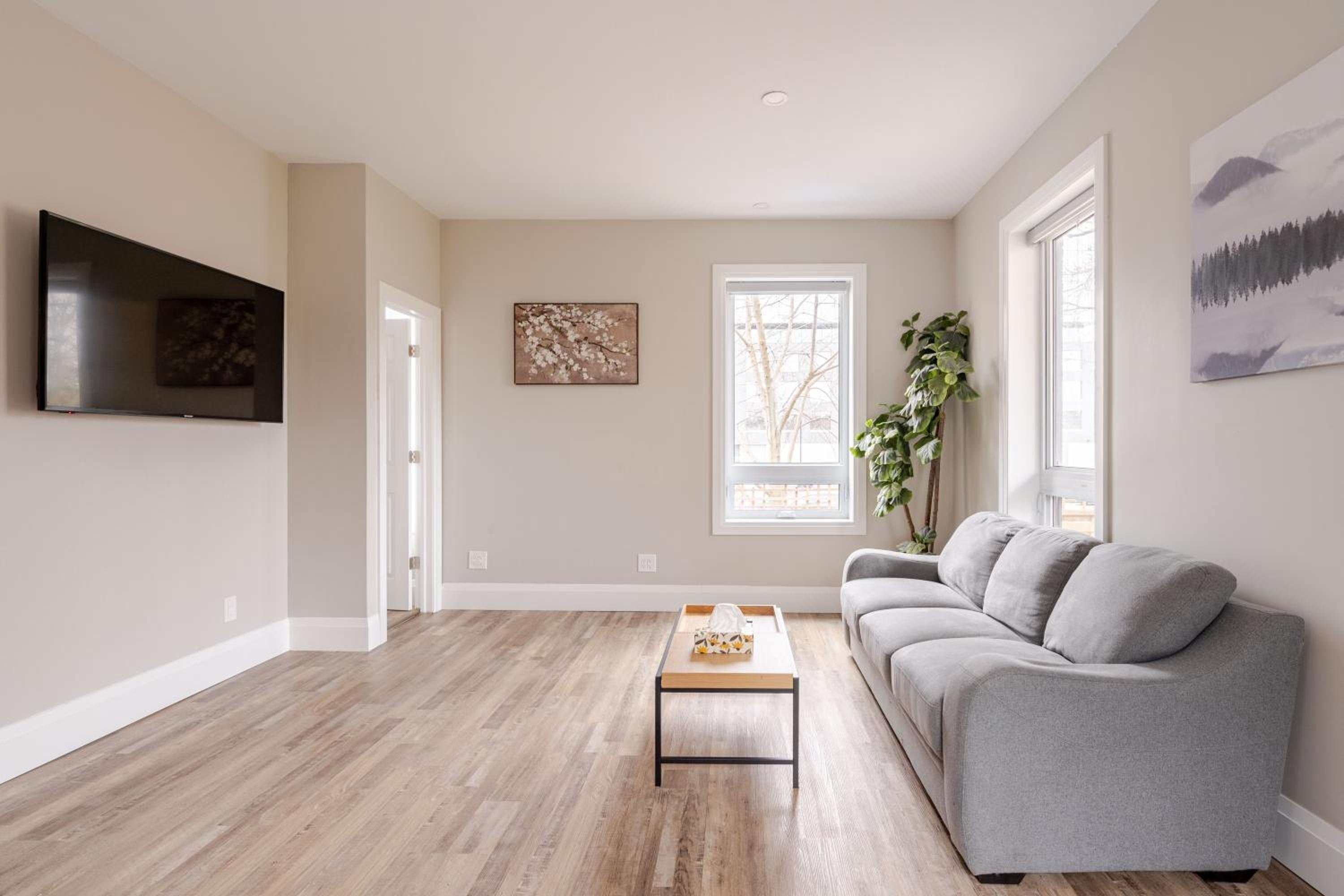 ENTIRE BACHELOR UNIT EN-SUITE ACROSS FROM GOOGLE - br3