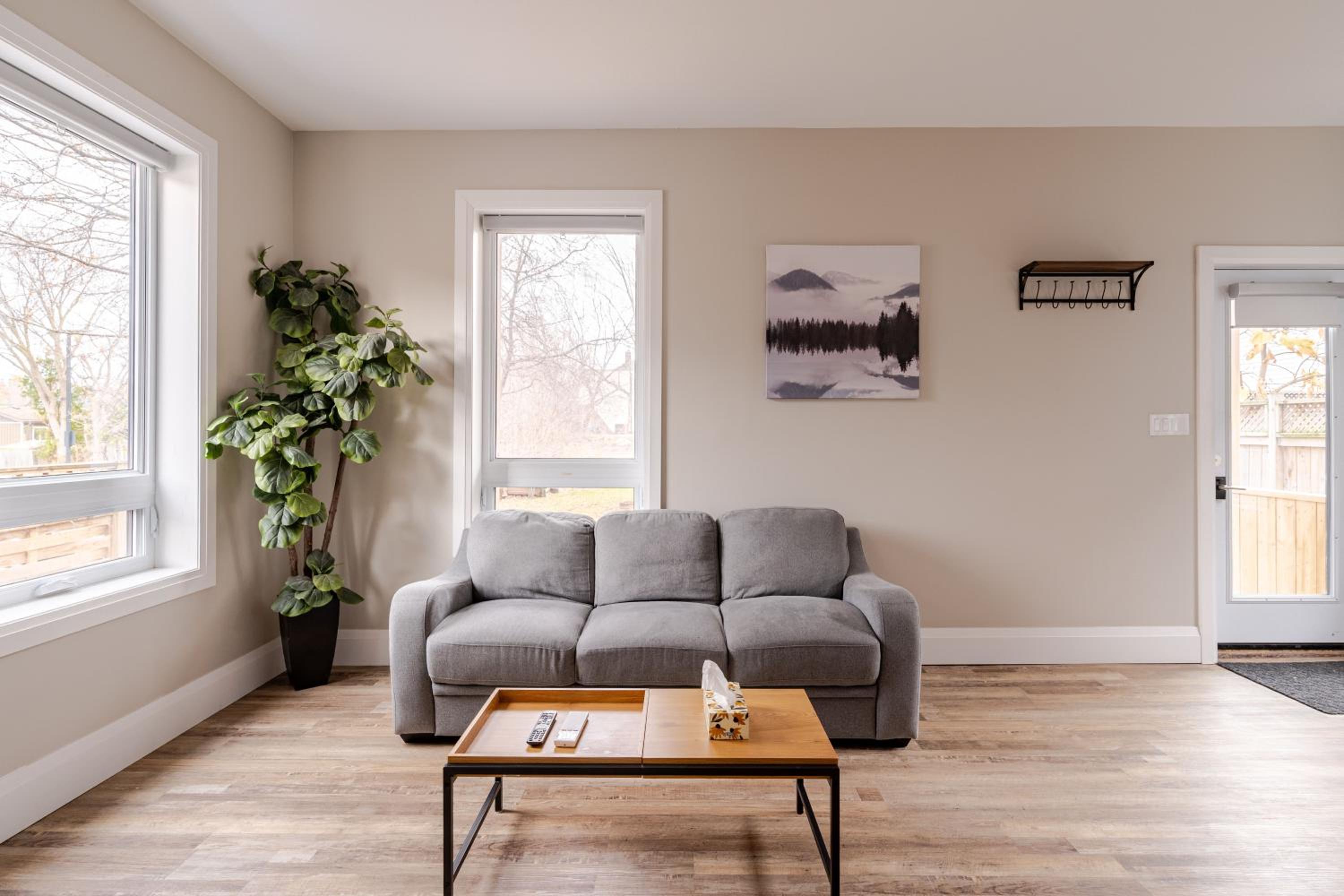 ENTIRE BACHELOR UNIT EN-SUITE ACROSS FROM GOOGLE - br3