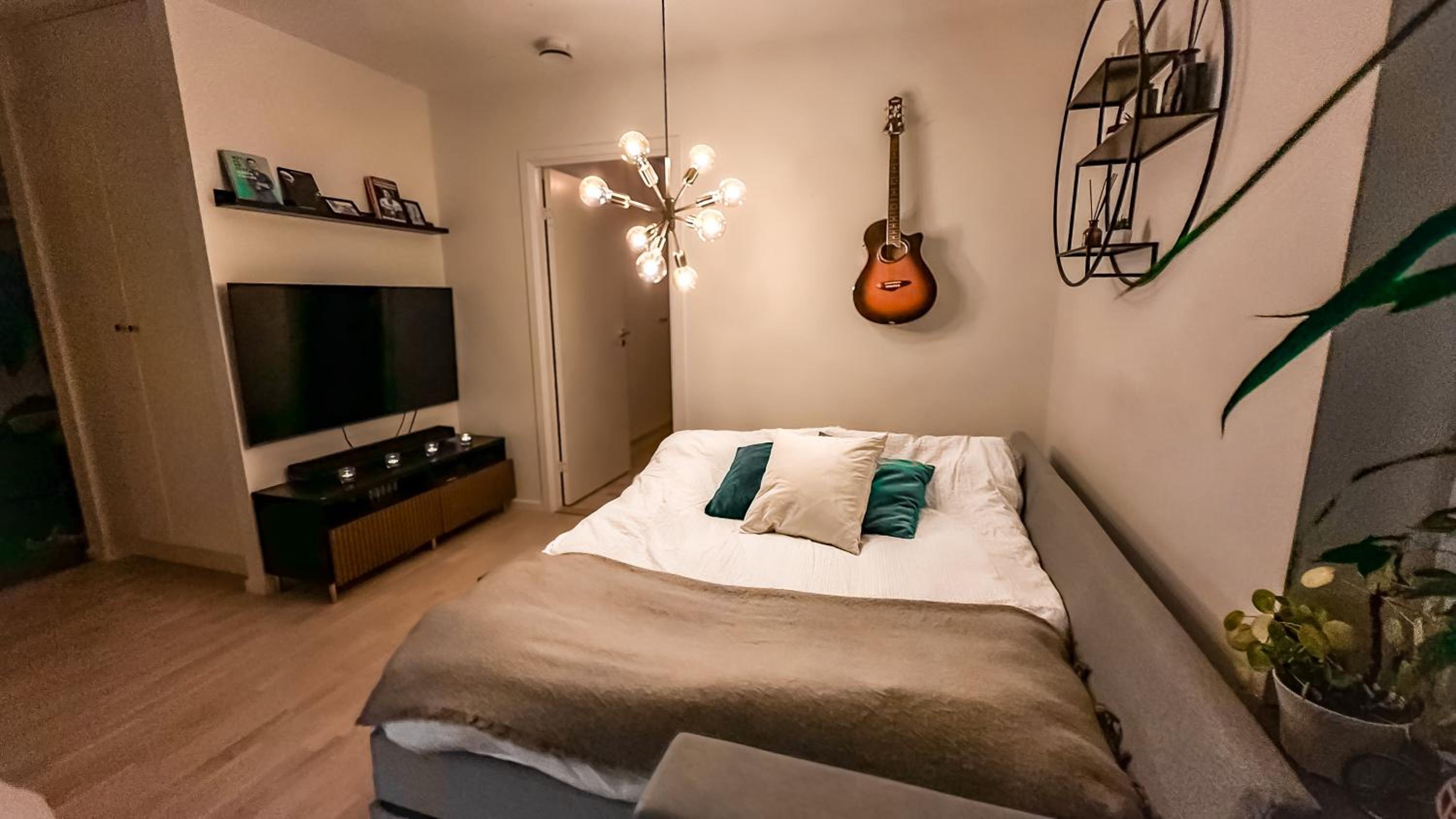 Modern, Centrally located Apartment! view 5