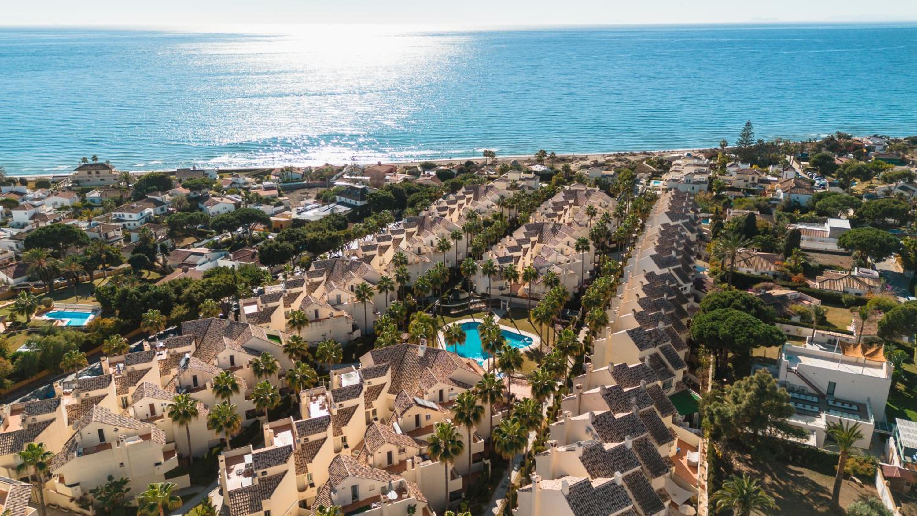 3-Story Townhouse for 7, Newly Renovated, Terrace, BBQ, and Beach Access in Arenal, Marbella view 3