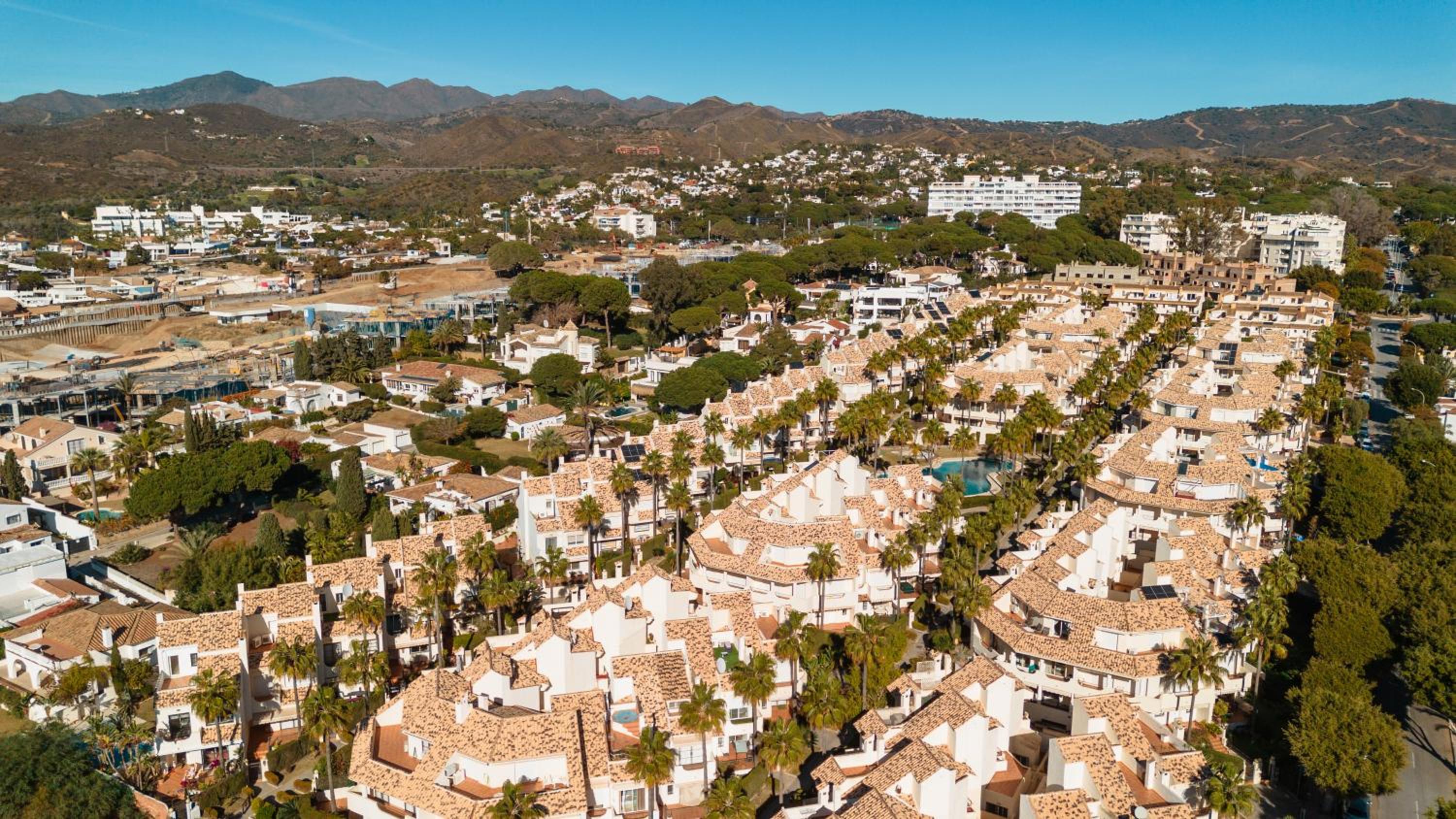 3-Story Townhouse for 7, Newly Renovated, Terrace, BBQ, and Beach Access in Arenal, Marbella view 2