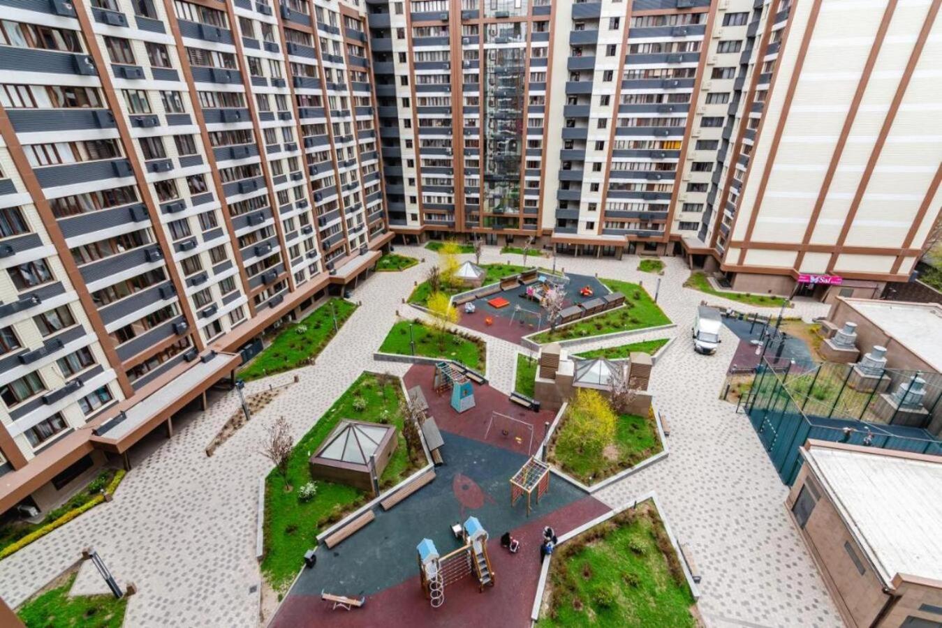 Luxurious Two-Bedroom Apartment on Arbat with Mountain View 1 view 3