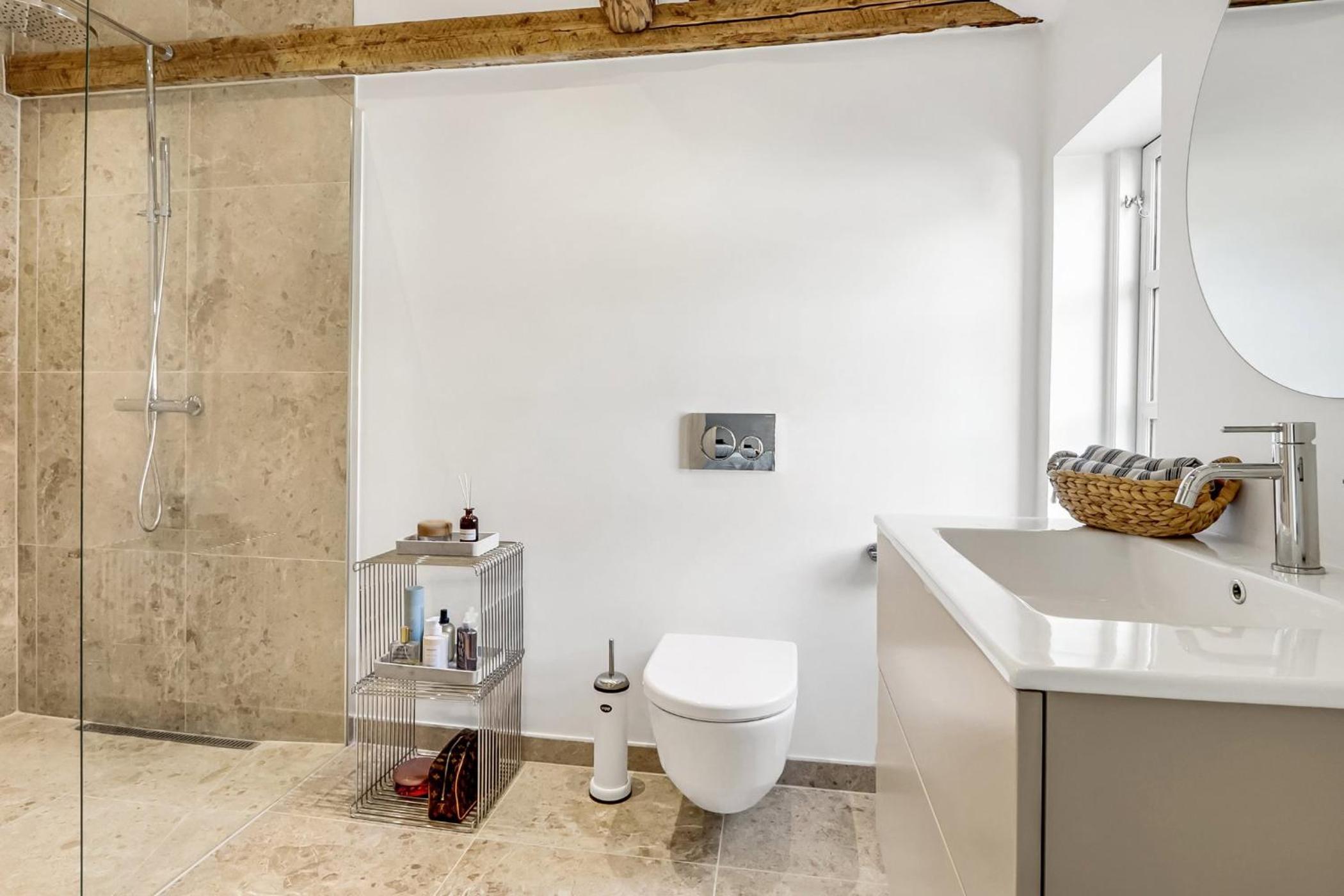 Townhouse in the heart of city - possibility of own parking space view 5