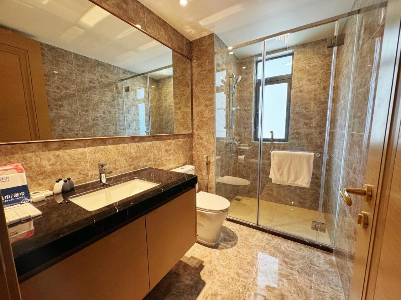 TheBess Hotel Tokyo is located adjacent to Singapore and offers a sea viewIt is a family business smart room with the sea view of Princess Bay富力公主湾