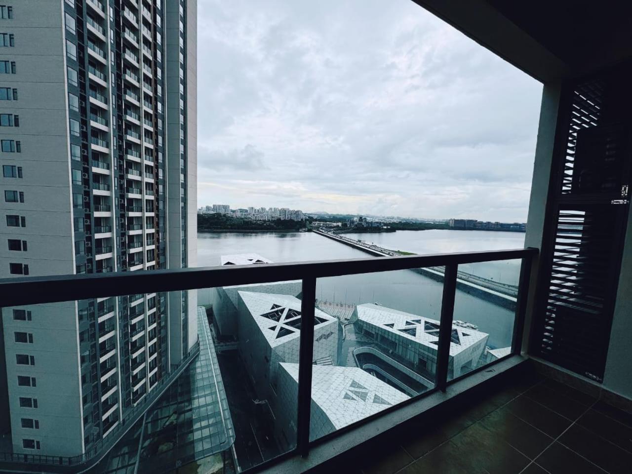 TheBess Hotel Tokyo is located adjacent to Singapore and offers a sea viewIt is a family business smart room with the sea view of Princess Bay富力公主湾