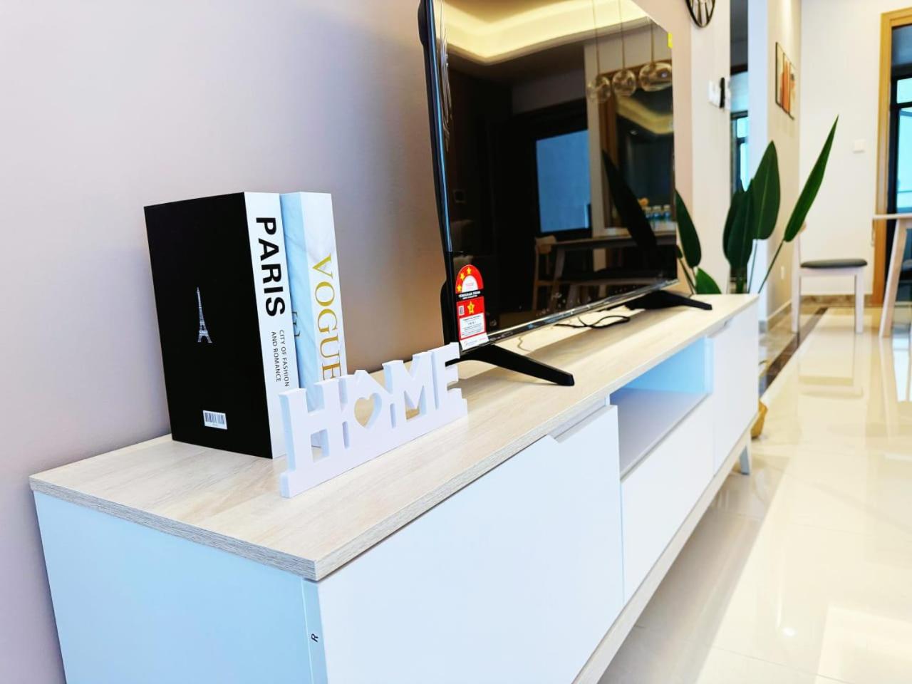 TheBess Hotel Tokyo is located adjacent to Singapore and offers a sea viewIt is a family business smart room with the sea view of Princess Bay富力公主湾