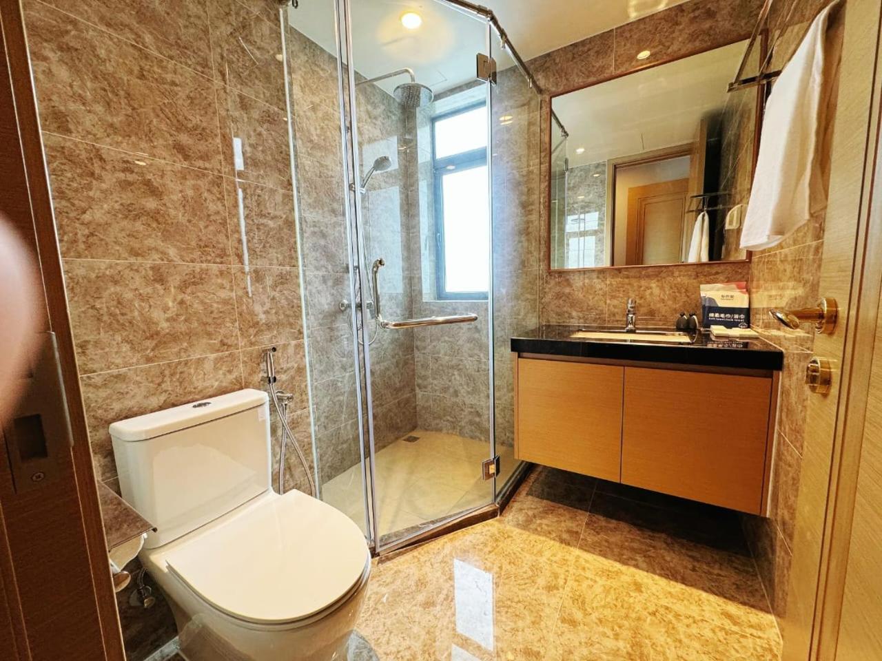 TheBess Hotel Tokyo is located adjacent to Singapore and offers a sea viewIt is a family business smart room with the sea view of Princess Bay富力公主湾