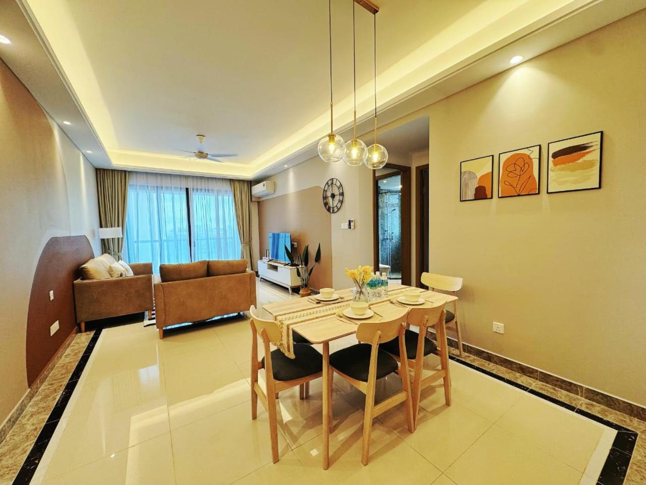 TheBess Hotel Tokyo is located adjacent to Singapore and offers a sea viewIt is a family business smart room with the sea view of Princess Bay富力公主湾