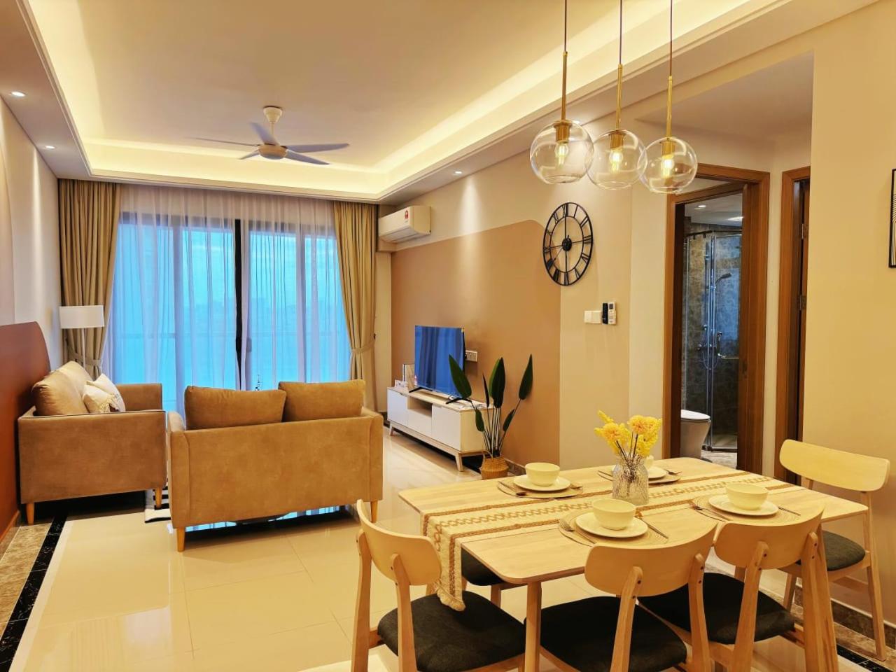 TheBess Hotel Tokyo is located adjacent to Singapore and offers a sea viewIt is a family business smart room with the sea view of Princess Bay富力公主湾
