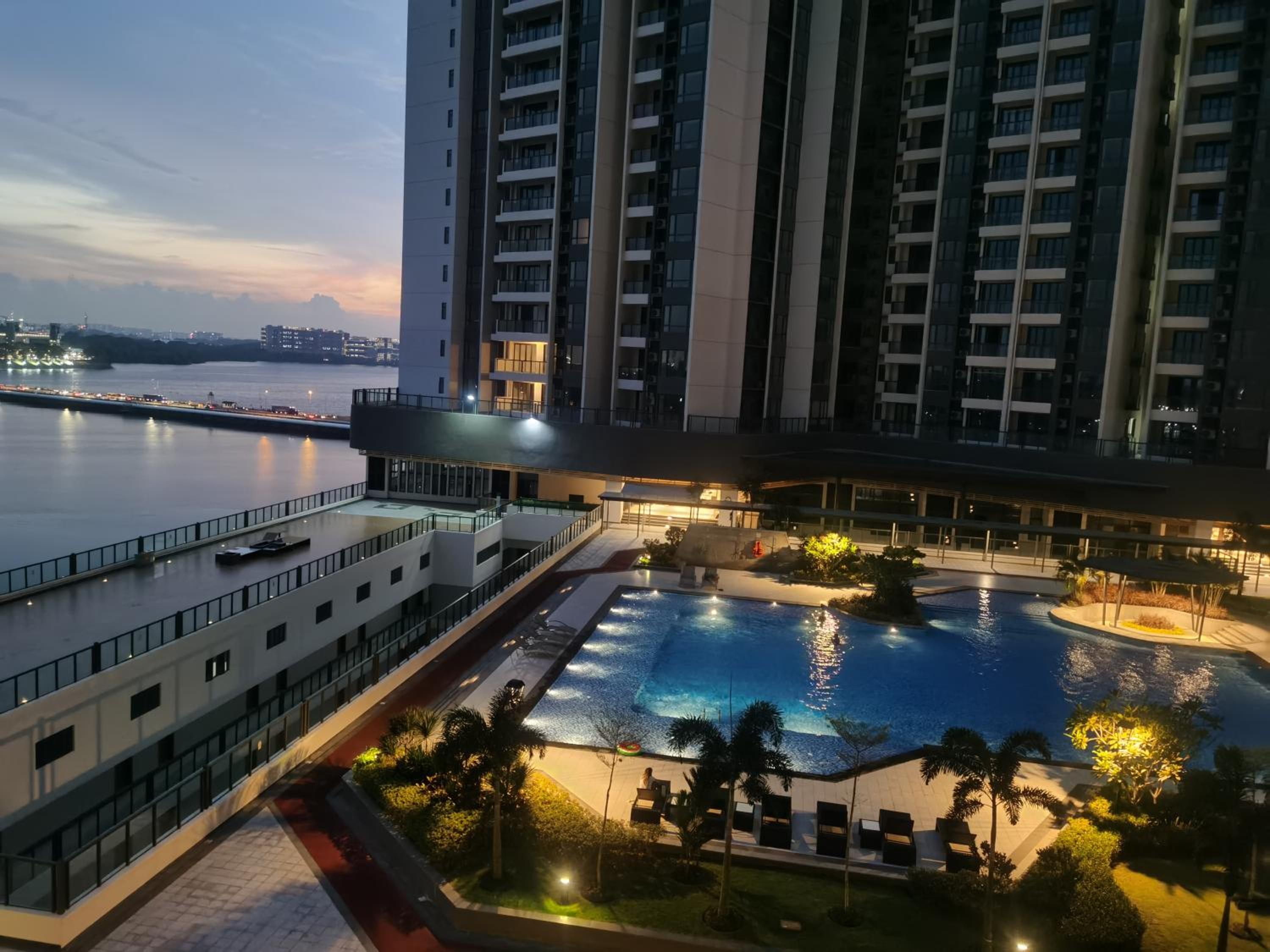 TheBess Hotel Tokyo is located adjacent to Singapore and offers a sea viewIt is a family business smart room with the sea view of Princess Bay富力公主湾