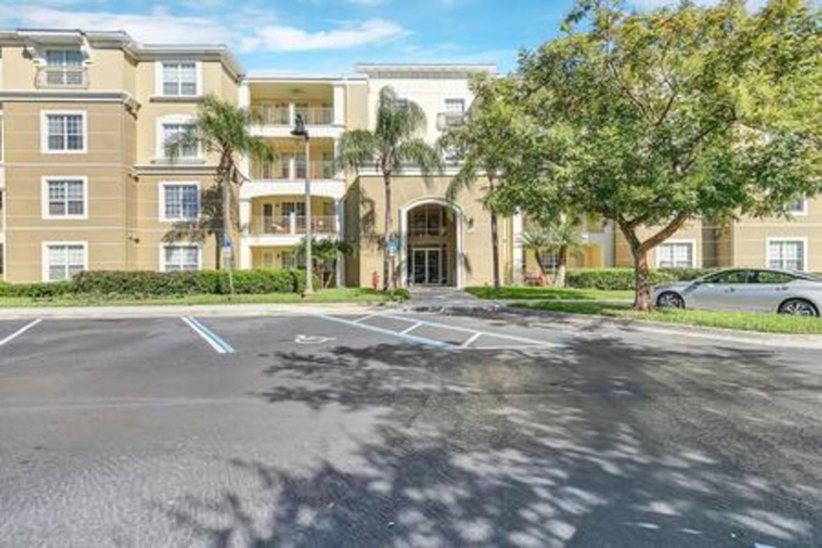 2BR Condo close Convention Center l Epic