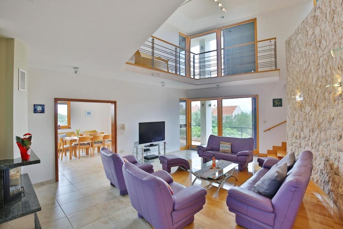 Villa Paradise in Zadar with 6 bedrooms, pool and gaming room