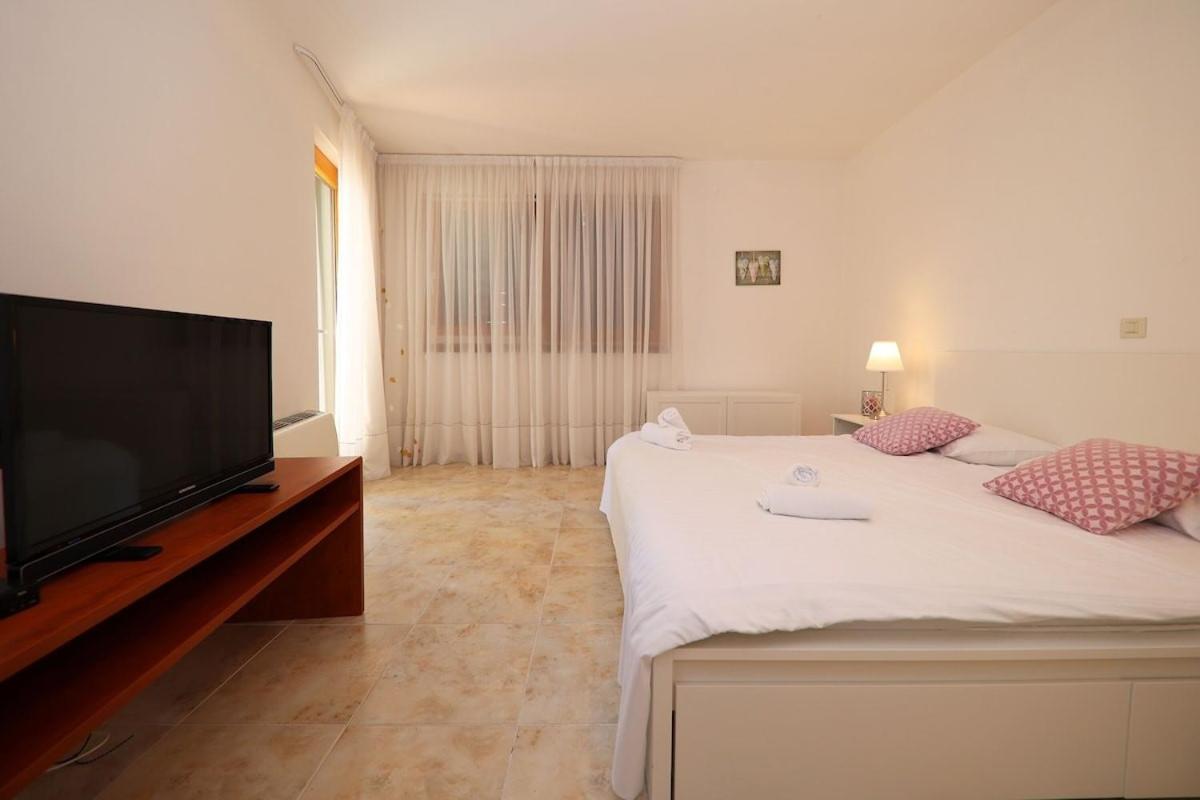 Villa Paradise in Zadar with 6 bedrooms, pool and gaming room
