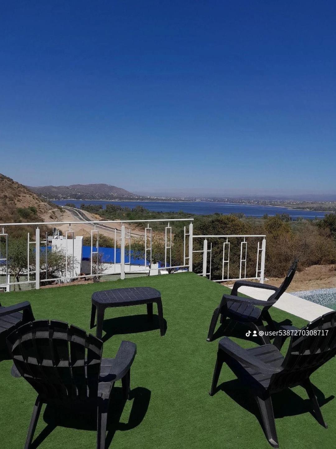 Cabaña frente al Lago San Roque Vista única pileta infinito wifi
