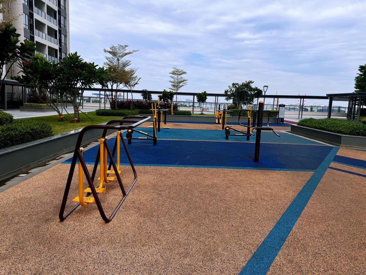 TheBess Hotel Tokyo is located adjacent to Singapore and offers a sea viewIt is a family business smart room with the sea view of Princess Bay富力公主湾