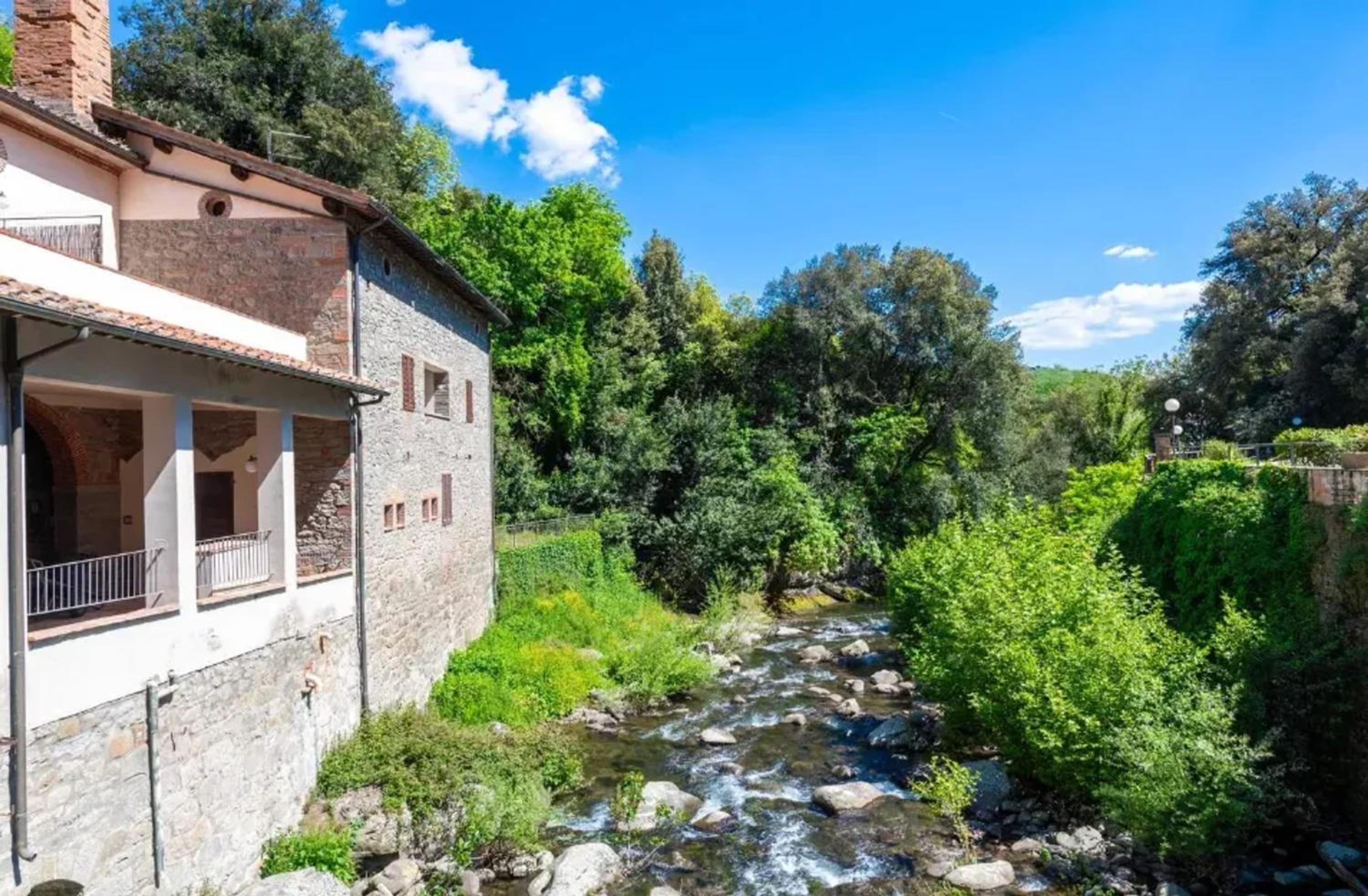 Charming apartment in Loro Ciuffenna, 110 m² with Shared Pool.