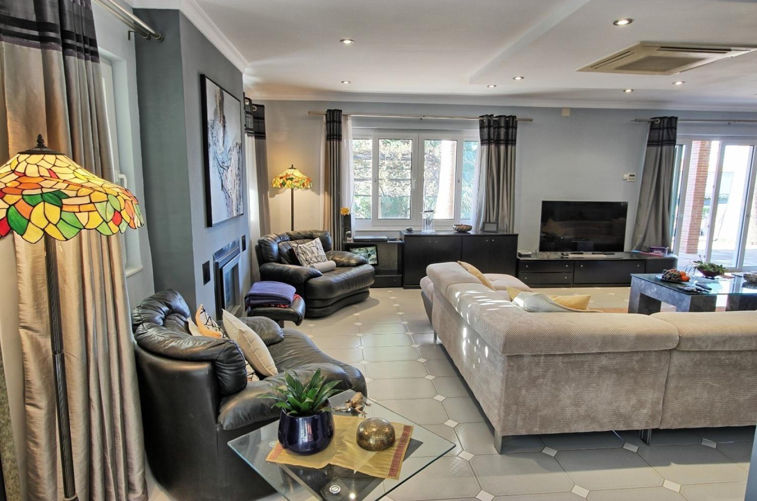 Villa Espaciosa con Piscina y Vistas al Mediterráneo en Torremolinos