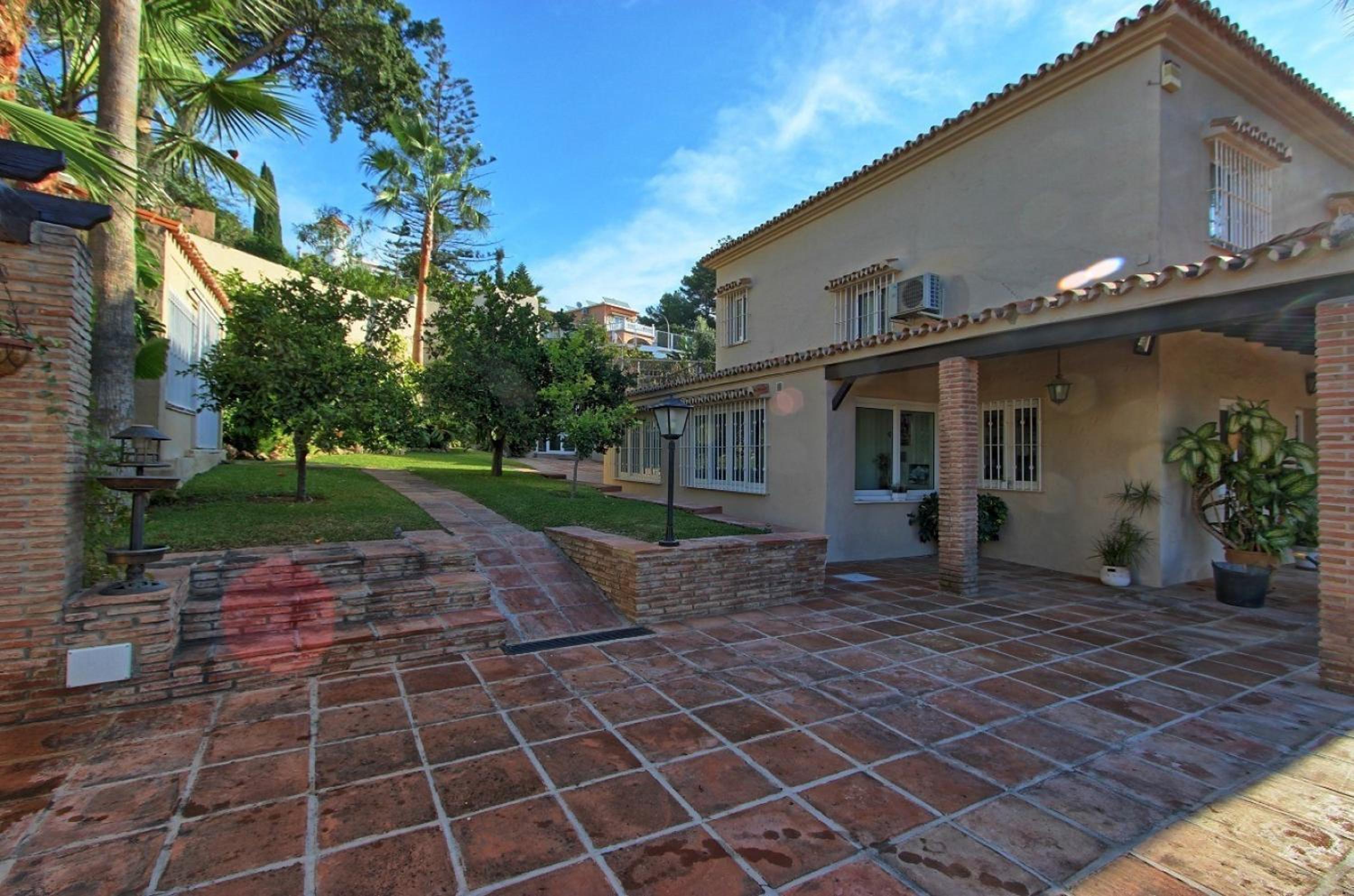 Villa Espaciosa con Piscina y Vistas al Mediterráneo en Torremolinos
