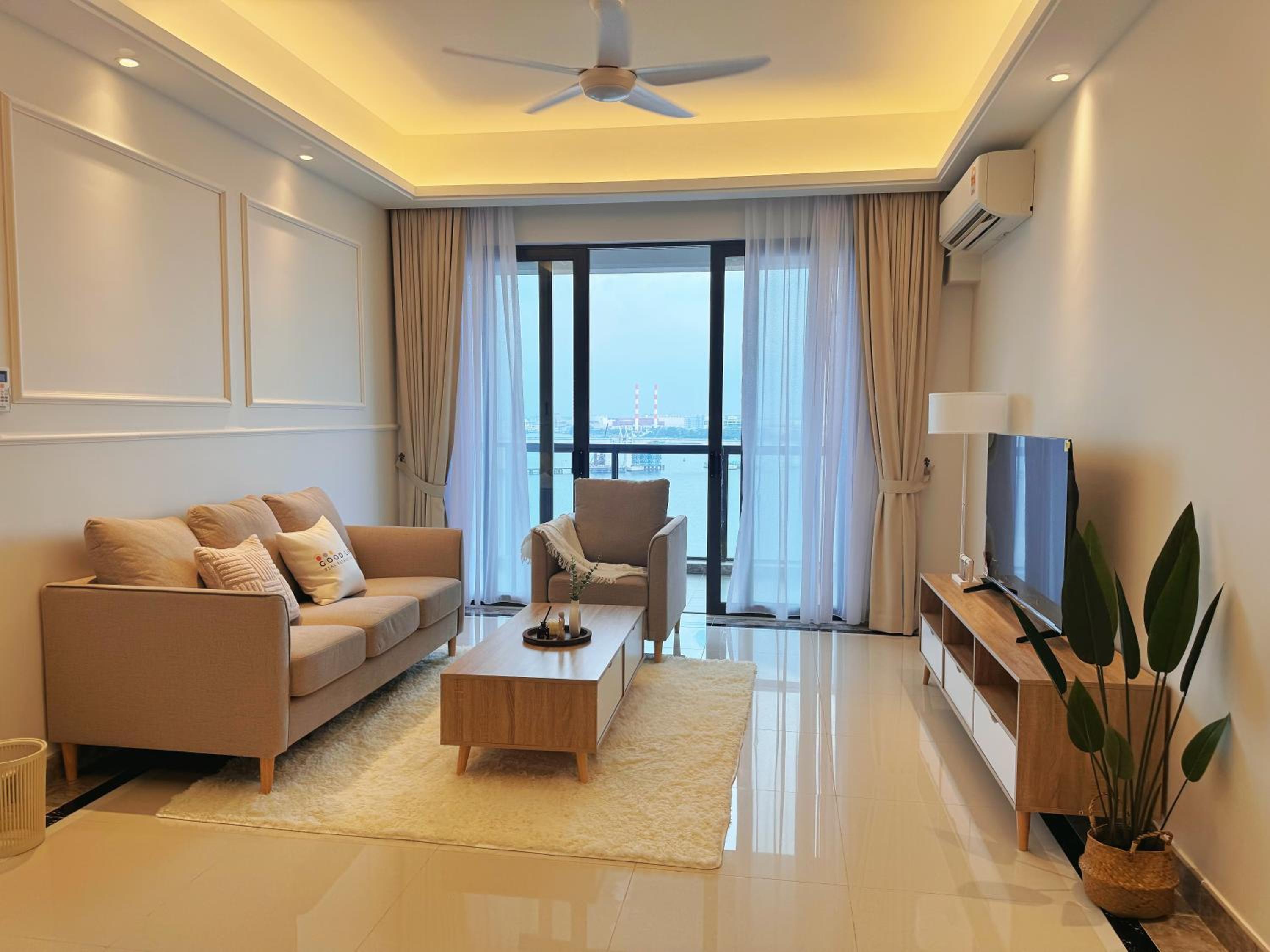 TheBess Hotel Tokyo is located adjacent to Singapore and offers a sea viewIt is a family business smart room with the sea view of Princess Bay富力公主湾