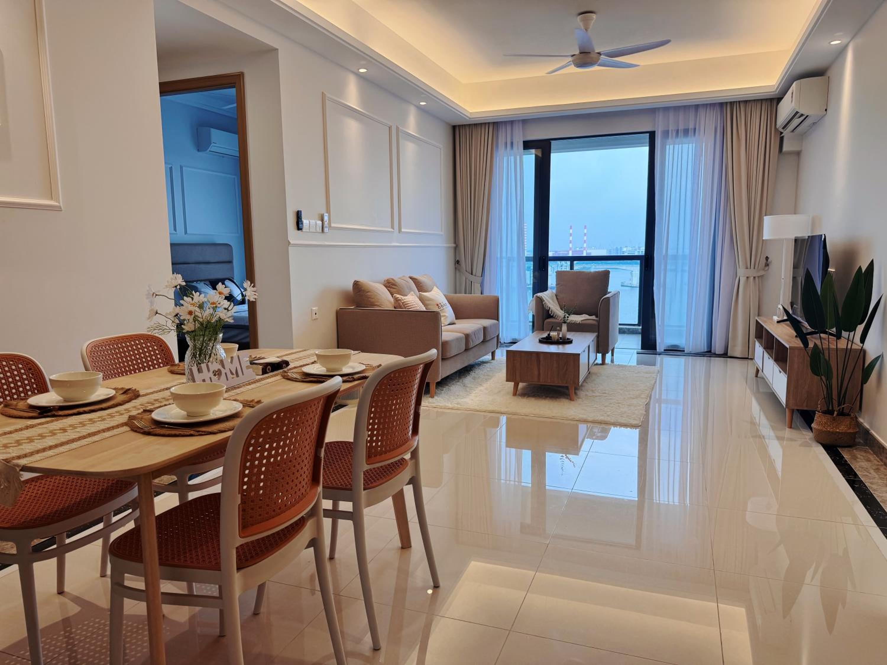 TheBess Hotel Tokyo is located adjacent to Singapore and offers a sea viewIt is a family business smart room with the sea view of Princess Bay富力公主湾