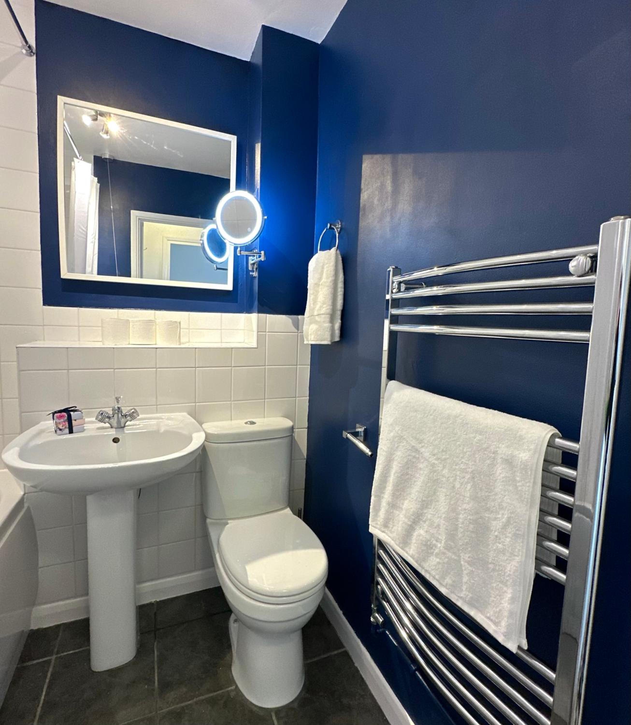 Northern Line Double Room Stay with Shared Bathroom view 3