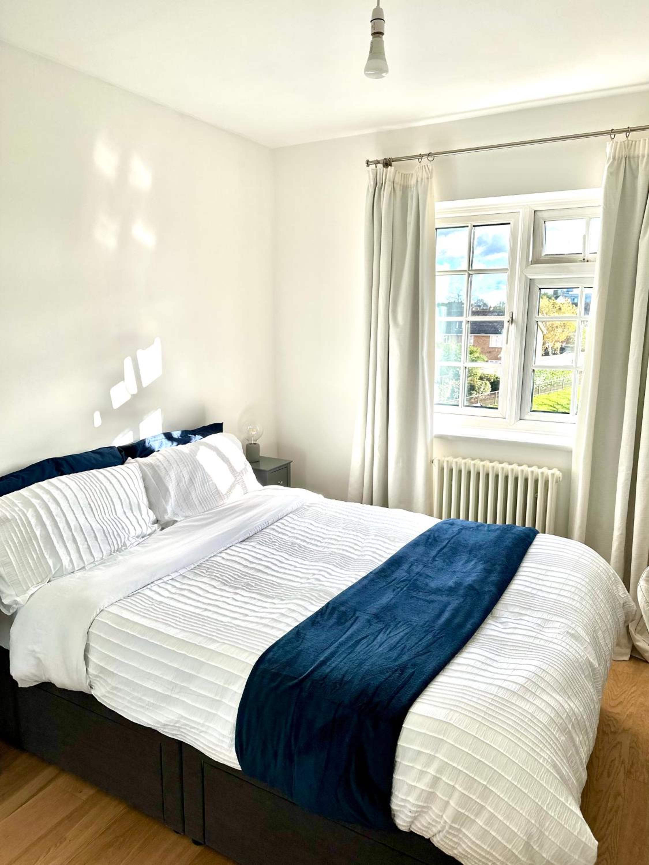 Northern Line Double Room Stay with Shared Bathroom view 4