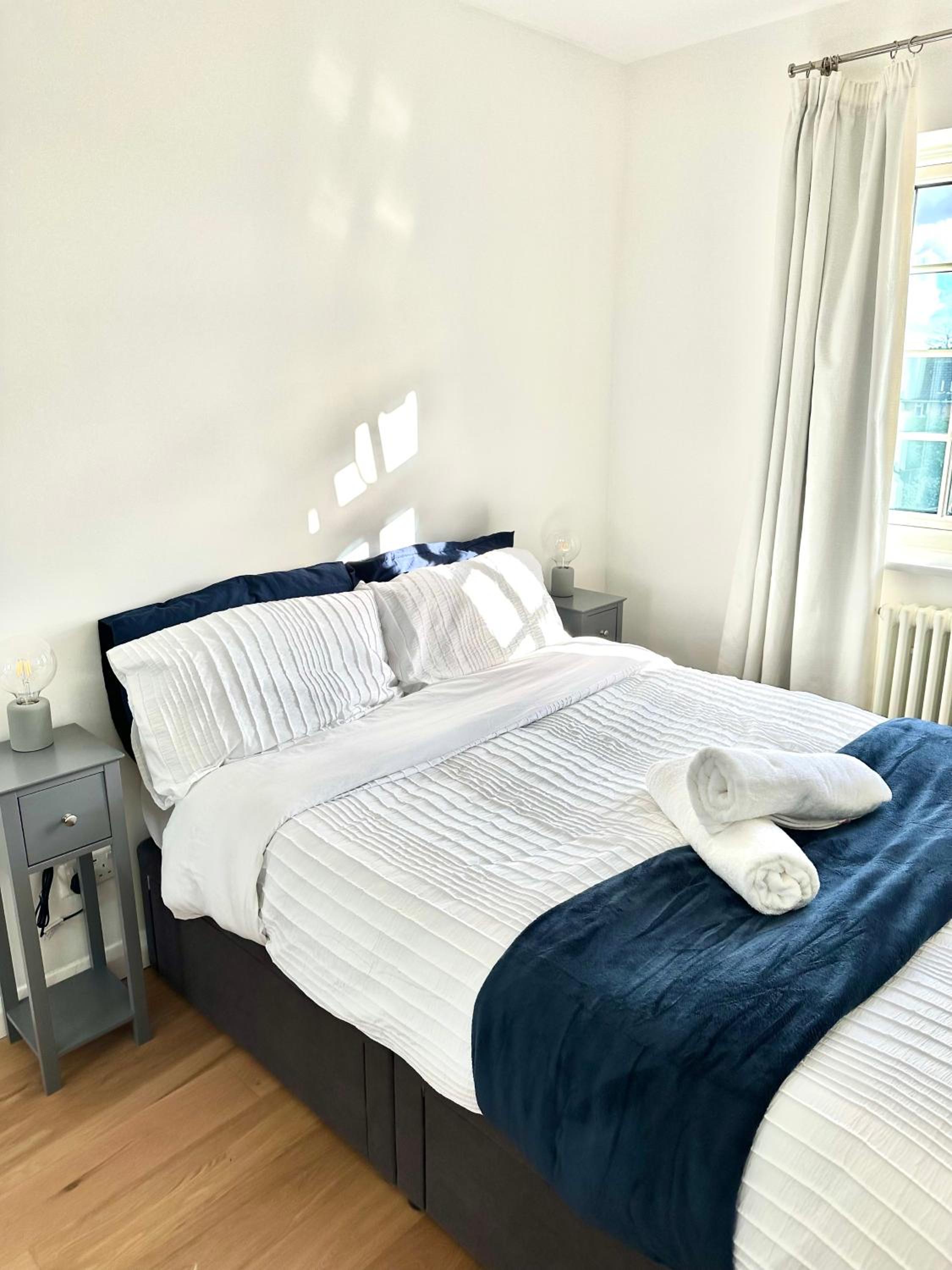 Northern Line Double Room Stay with Shared Bathroom view 5
