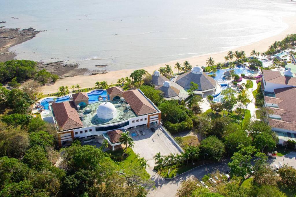 Luxury Beachfront Apartment Near Panama City