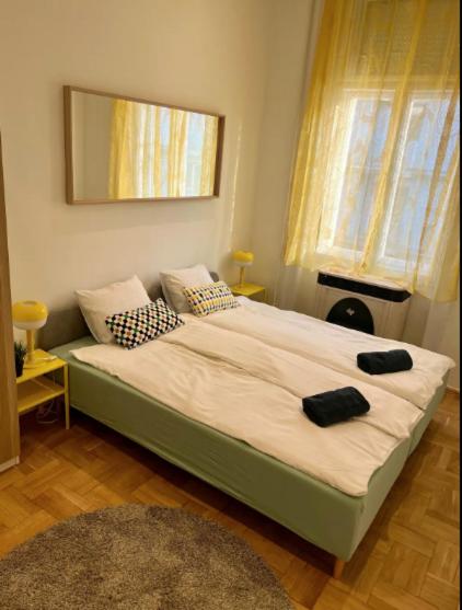 2BR Supercentral Apartment with Variable Beds by NW