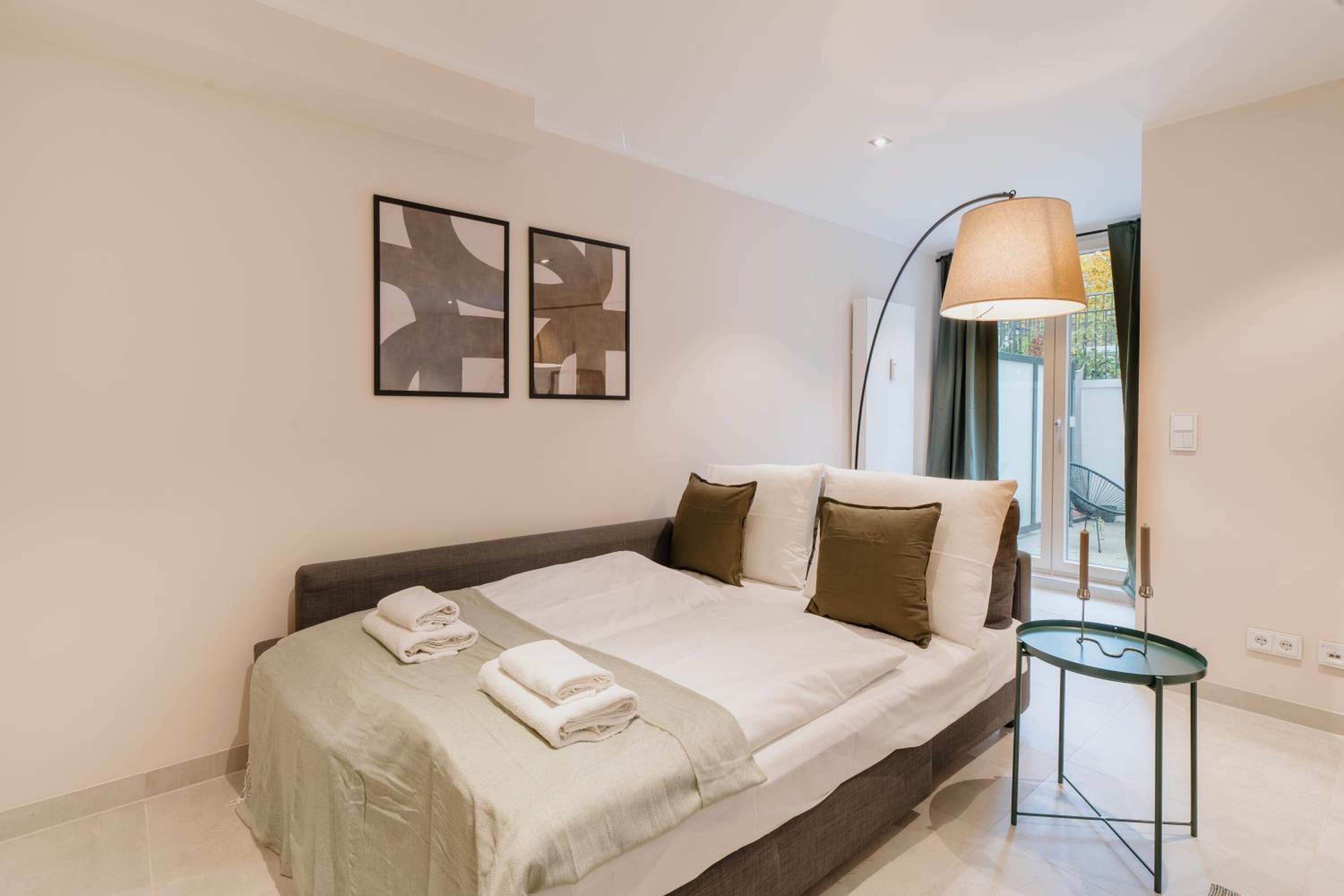 Homely Berlin - Huge Terrace, Modern, Quiet, Near Kudamm