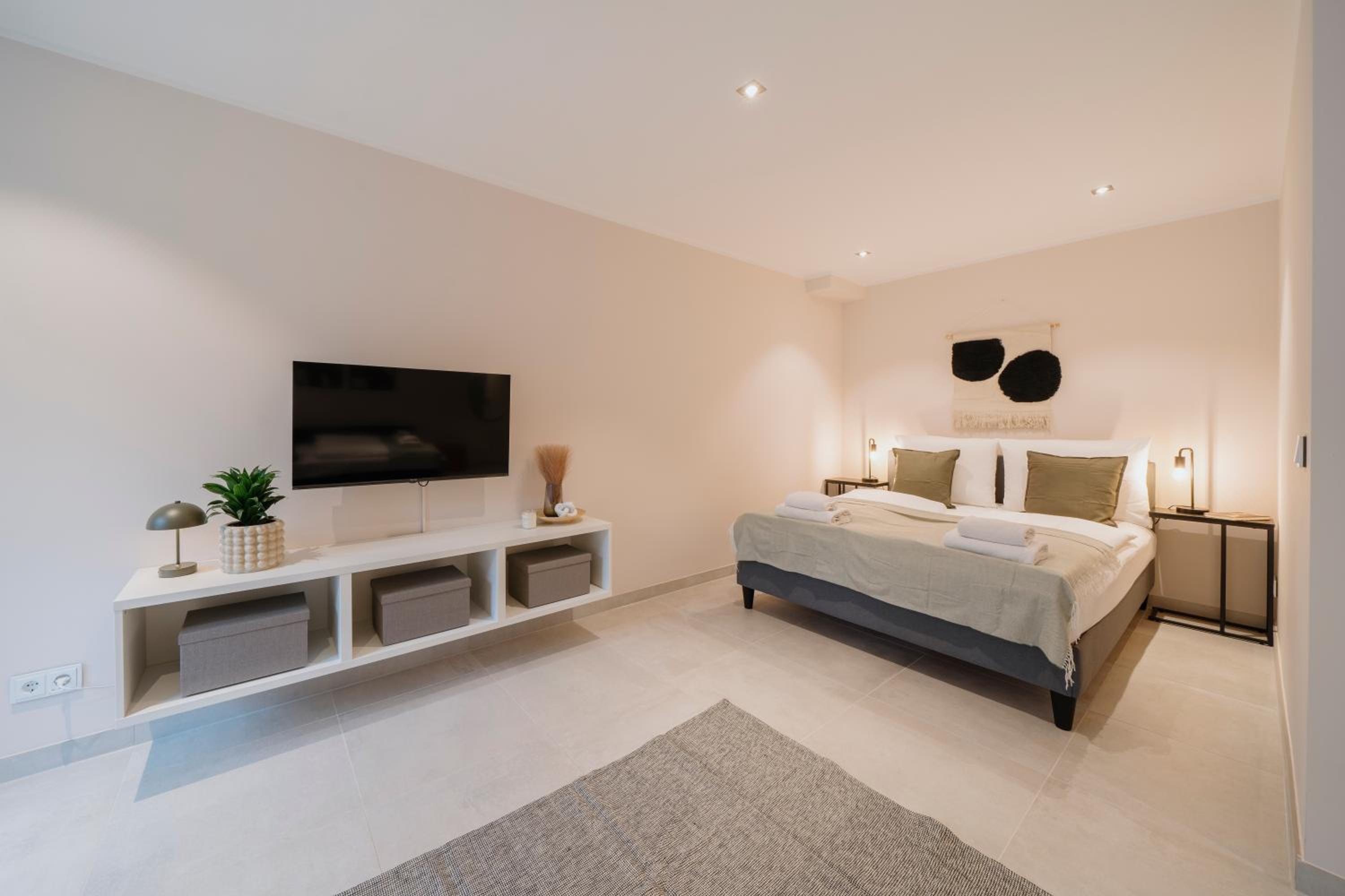 Homely Berlin - Huge Terrace, Modern, Quiet, Near Kudamm