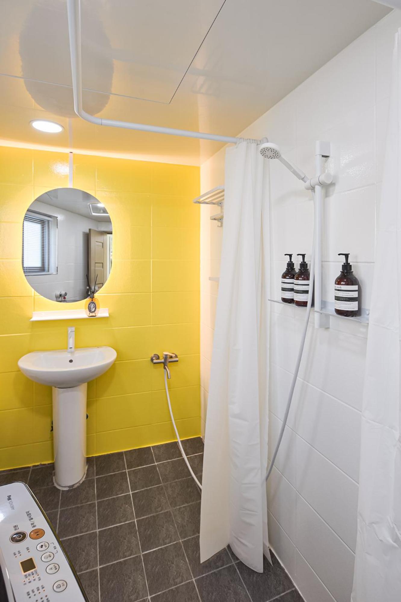Banwoldang Stn 3min, 2F 4pm & 3F 8pm Check-in, Table for 6, Hotel bedding, Luggage Storage view 5
