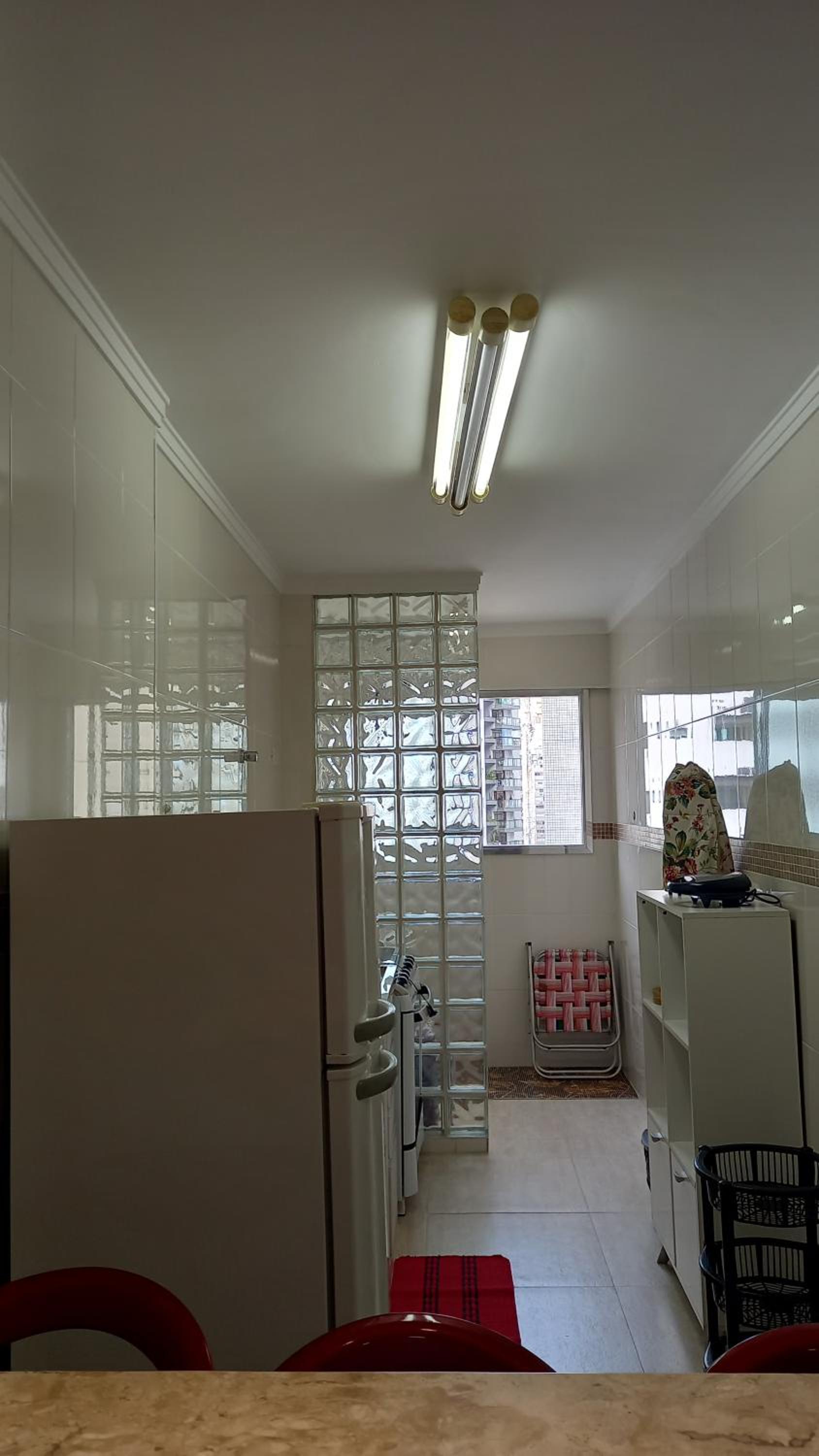 Praia Pitangueiras- Apartamento Quarto e sala - Vaga garagem- Duas quadras da praia- Próximo mercado, bares e restaurantes