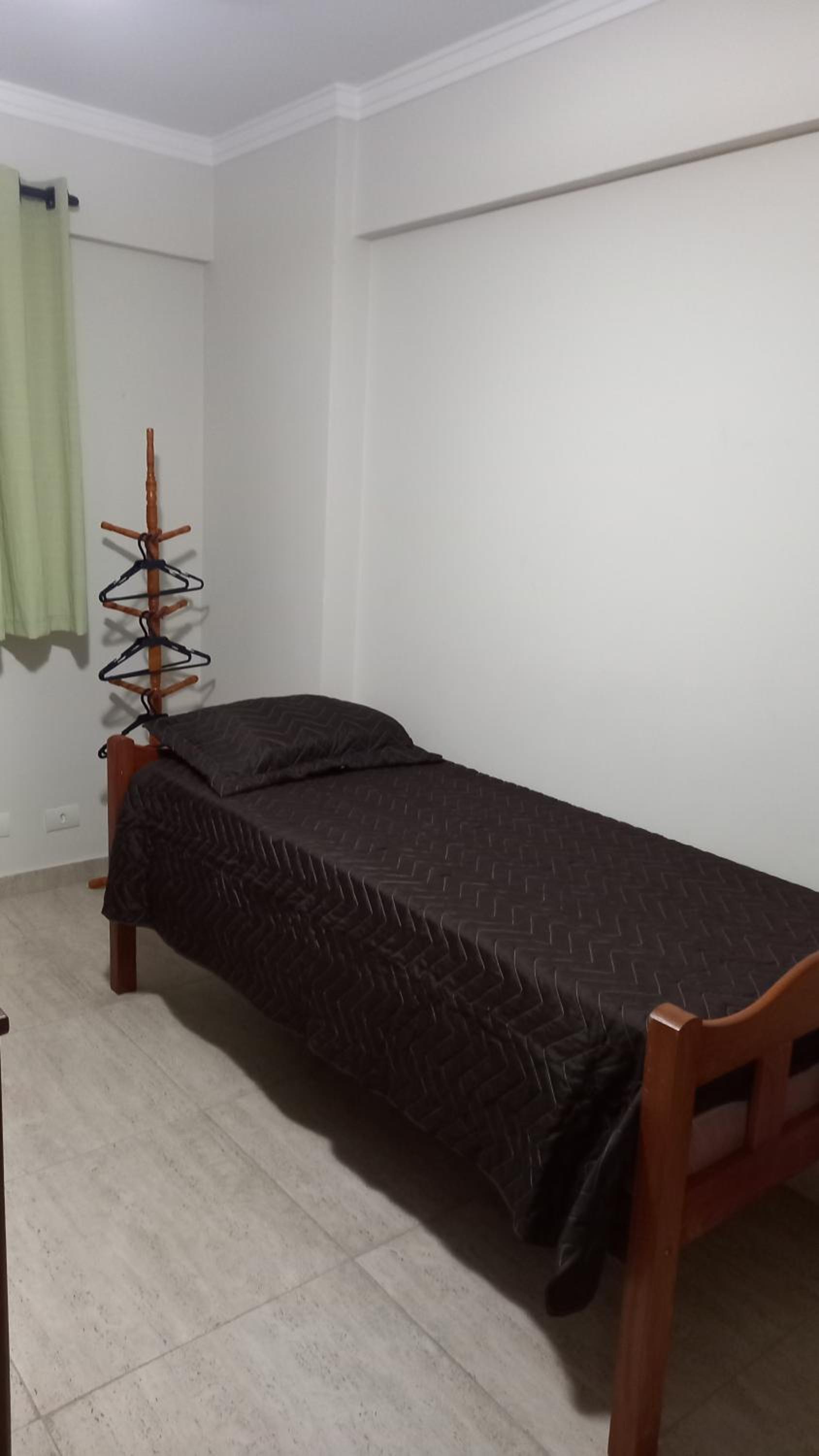 Praia Pitangueiras- Apartamento Quarto e sala - Vaga garagem- Duas quadras da praia- Próximo mercado, bares e restaurantes