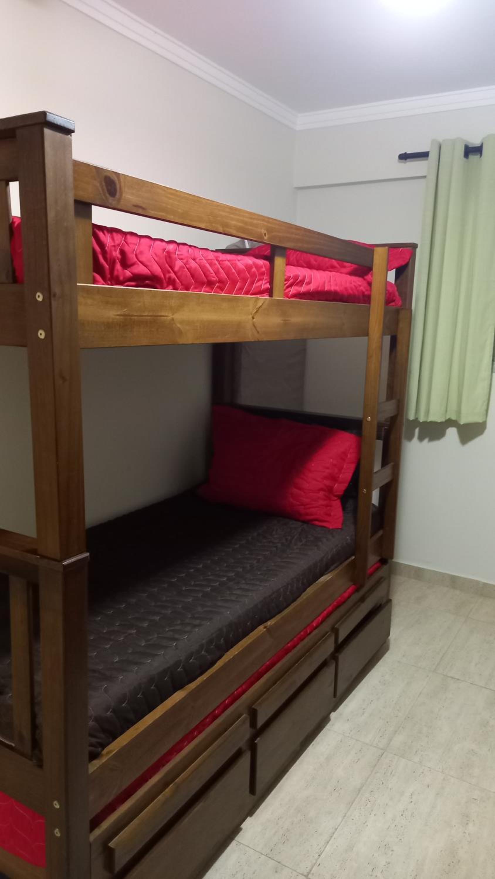 Praia Pitangueiras- Apartamento Quarto e sala - Vaga garagem- Duas quadras da praia- Próximo mercado, bares e restaurantes