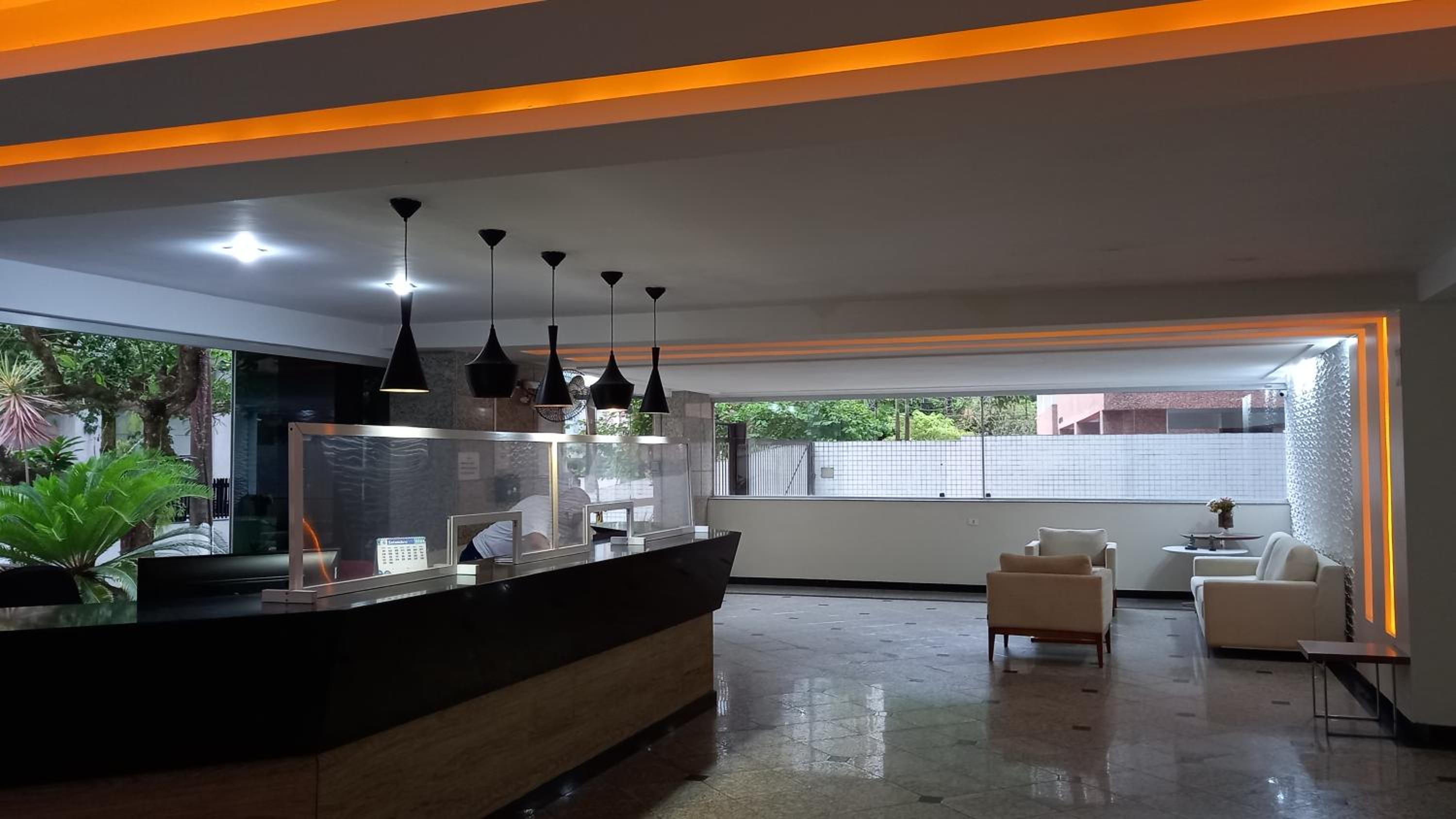 Praia Pitangueiras- Apartamento Quarto e sala - Vaga garagem- Duas quadras da praia- Próximo mercado, bares e restaurantes