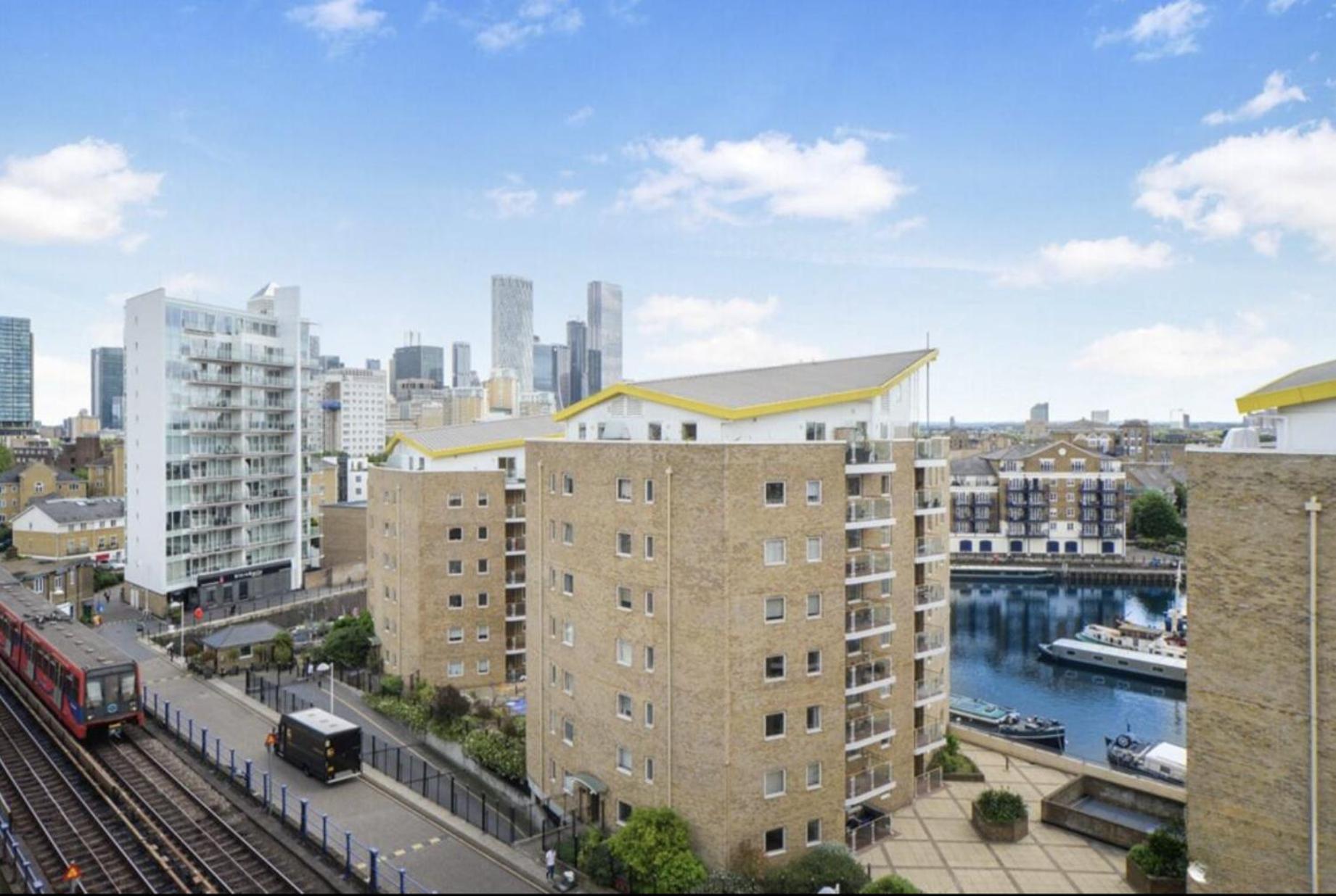 Canary Chic 2 Bedroom Apartment with Marina Views